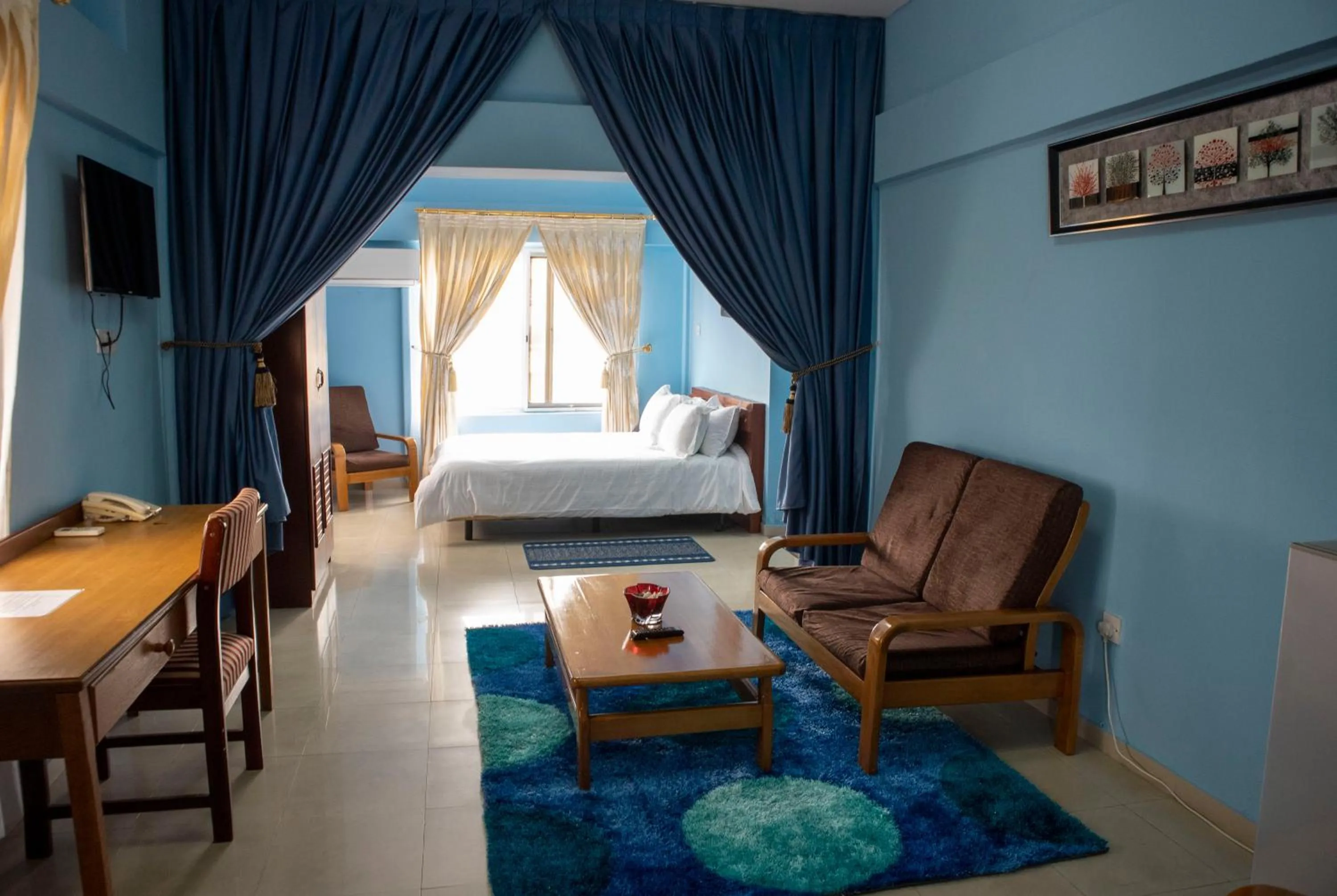 Photo of the whole room, Bed in His Majesty's Hotel and Apartments