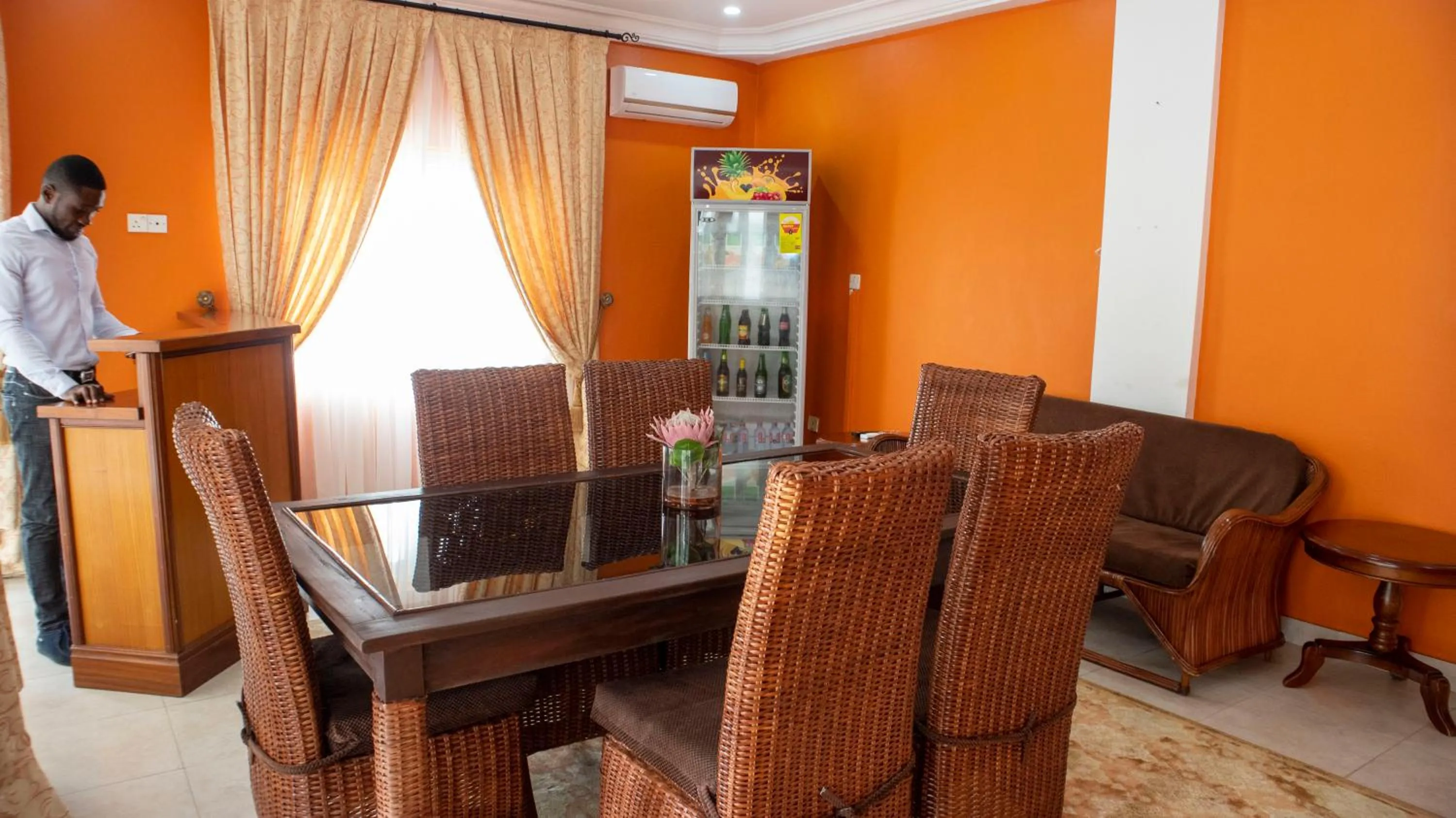 Restaurant/places to eat in His Majesty's Hotel and Apartments