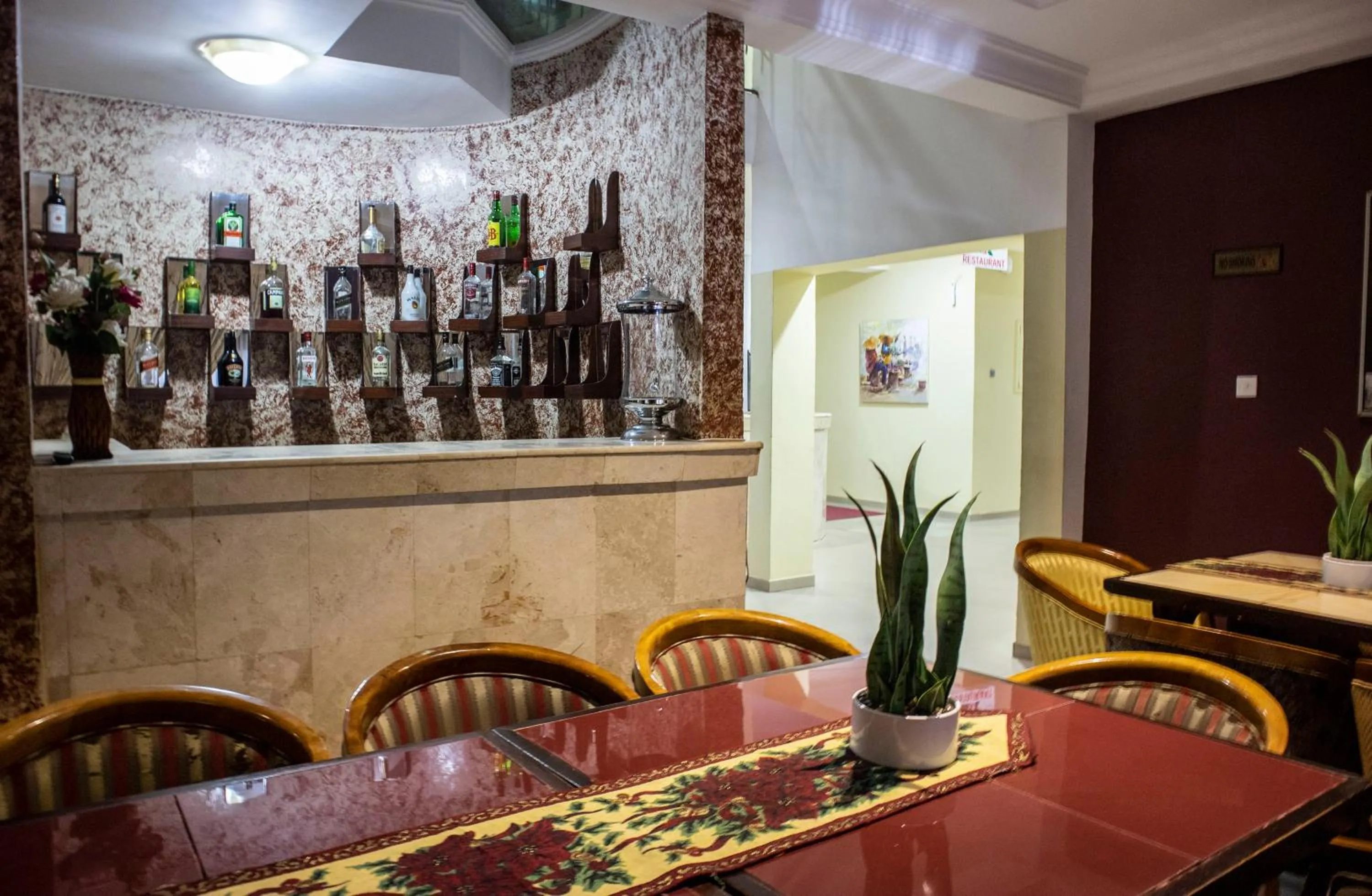 Restaurant/places to eat in His Majesty's Hotel and Apartments