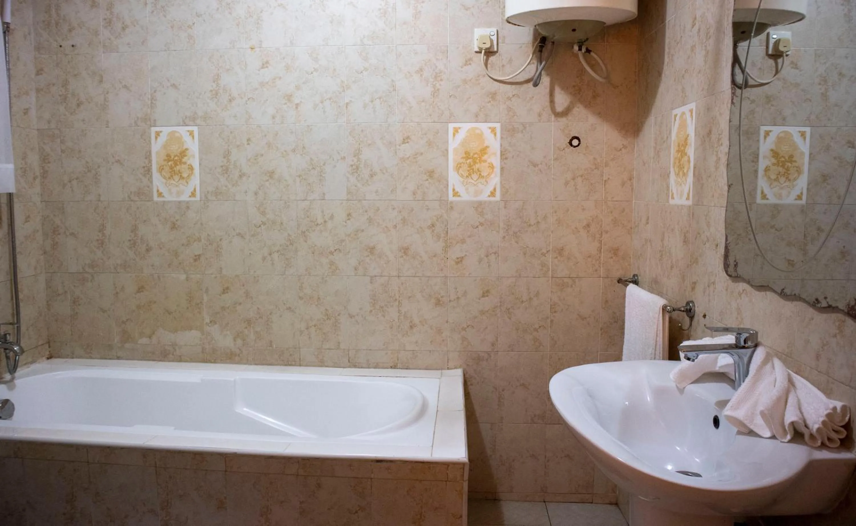 Bathroom in His Majesty's Hotel and Apartments