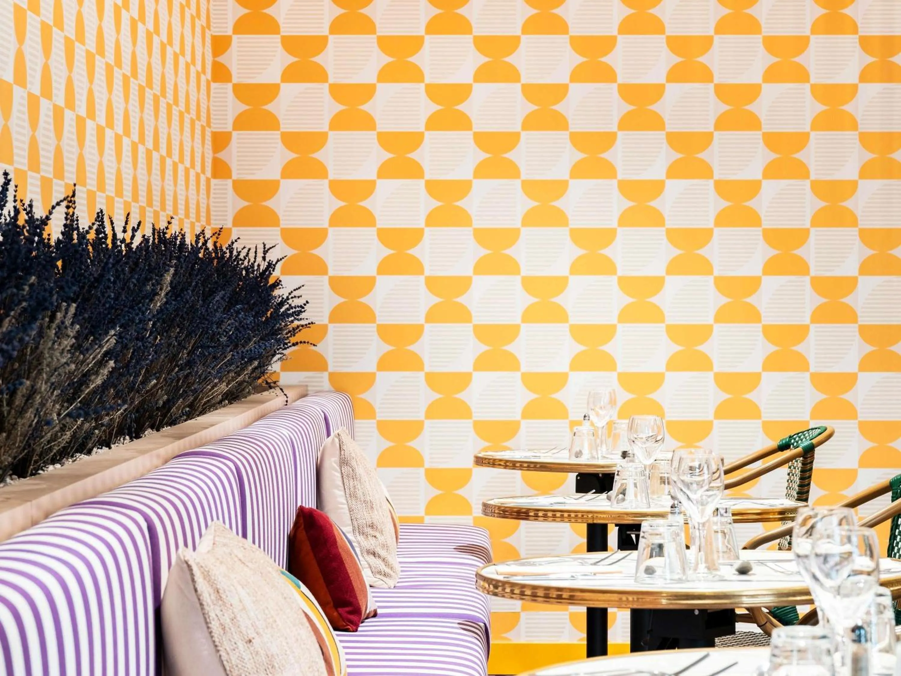 Restaurant/places to eat in Novotel Atria Nimes Centre