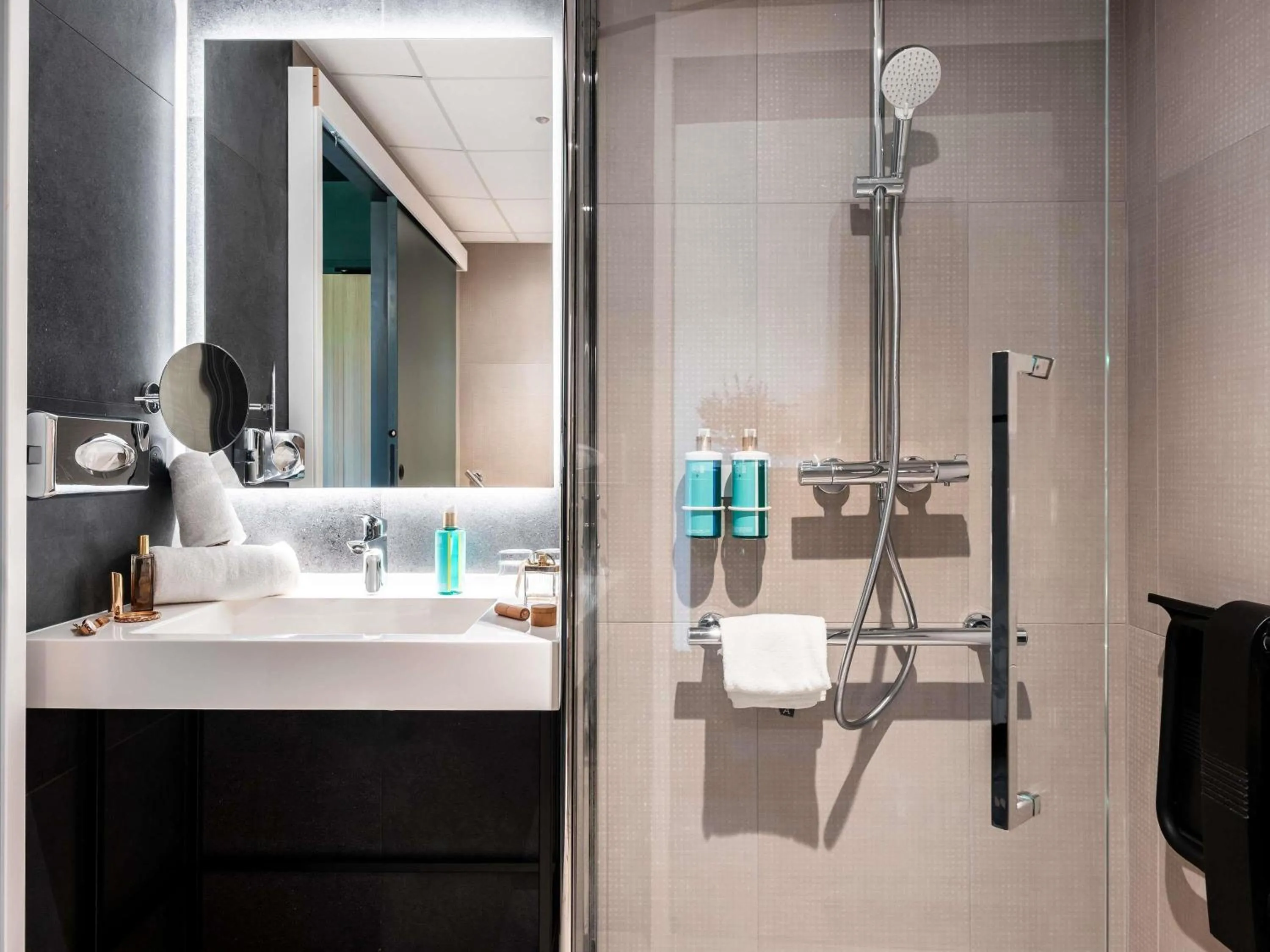 Bedroom in Novotel Atria Nimes Centre