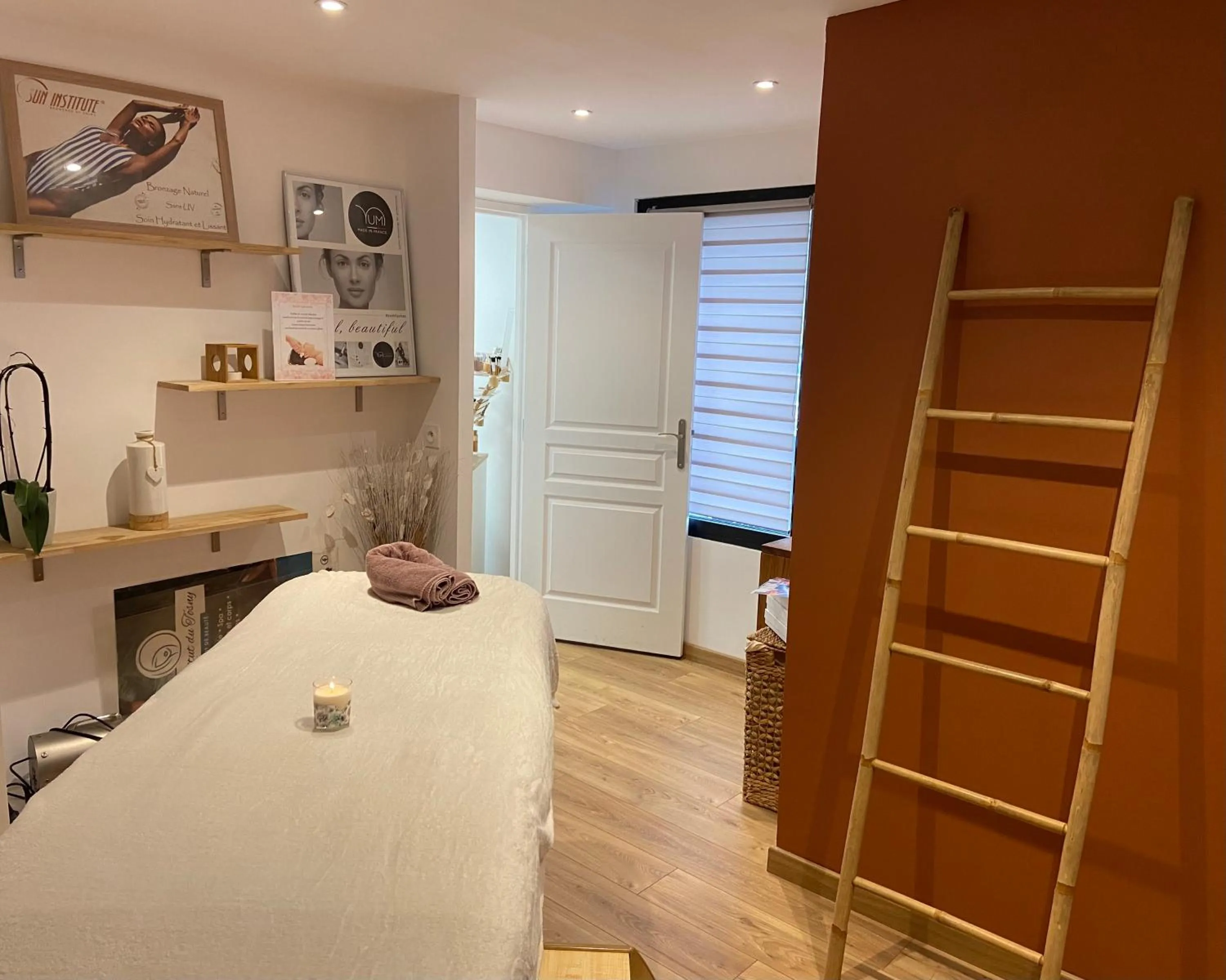 Bed in Logis Hôtel Restaurant SPA Le Tosny