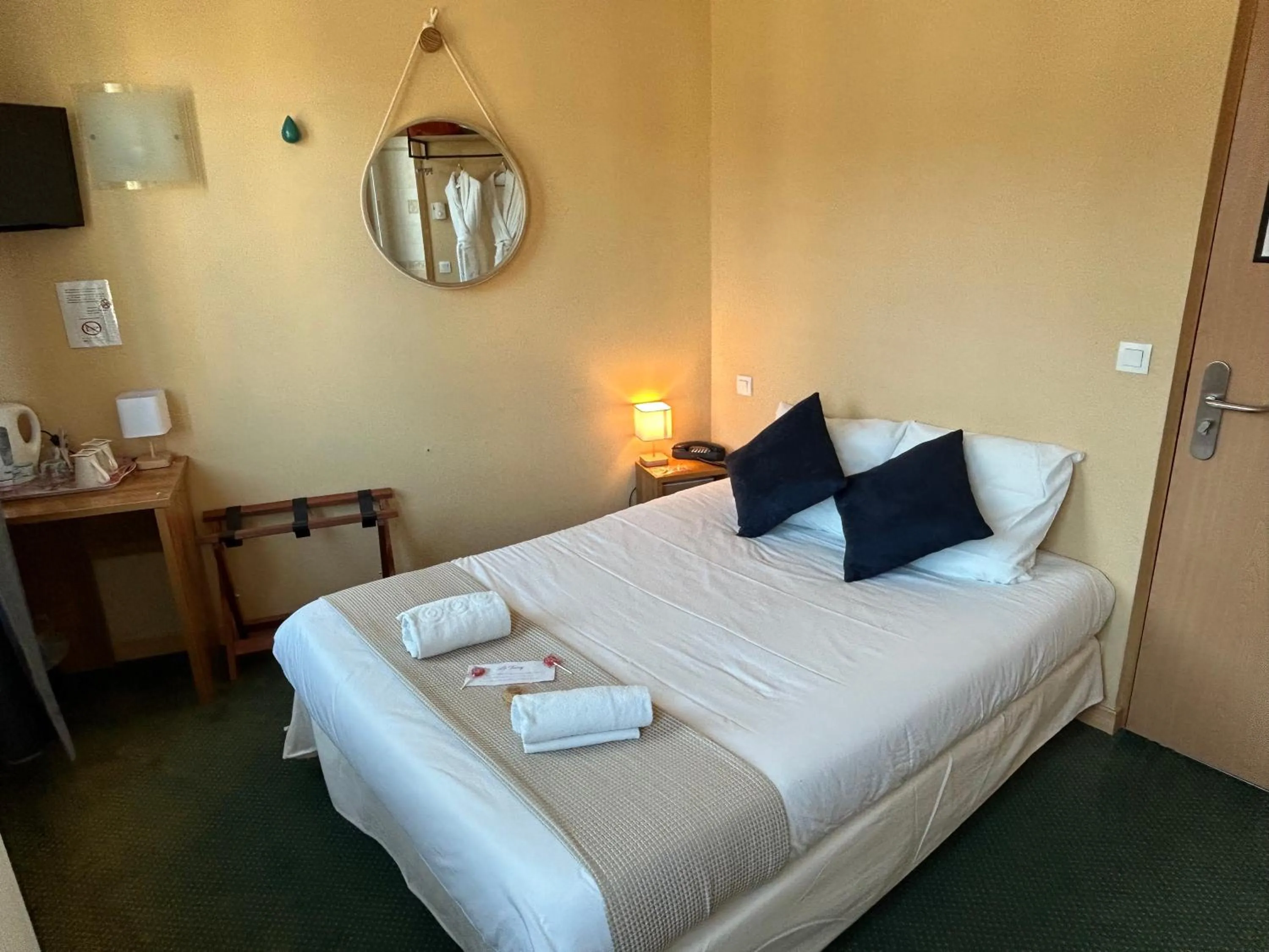 Bed in Logis Hôtel Restaurant SPA Le Tosny