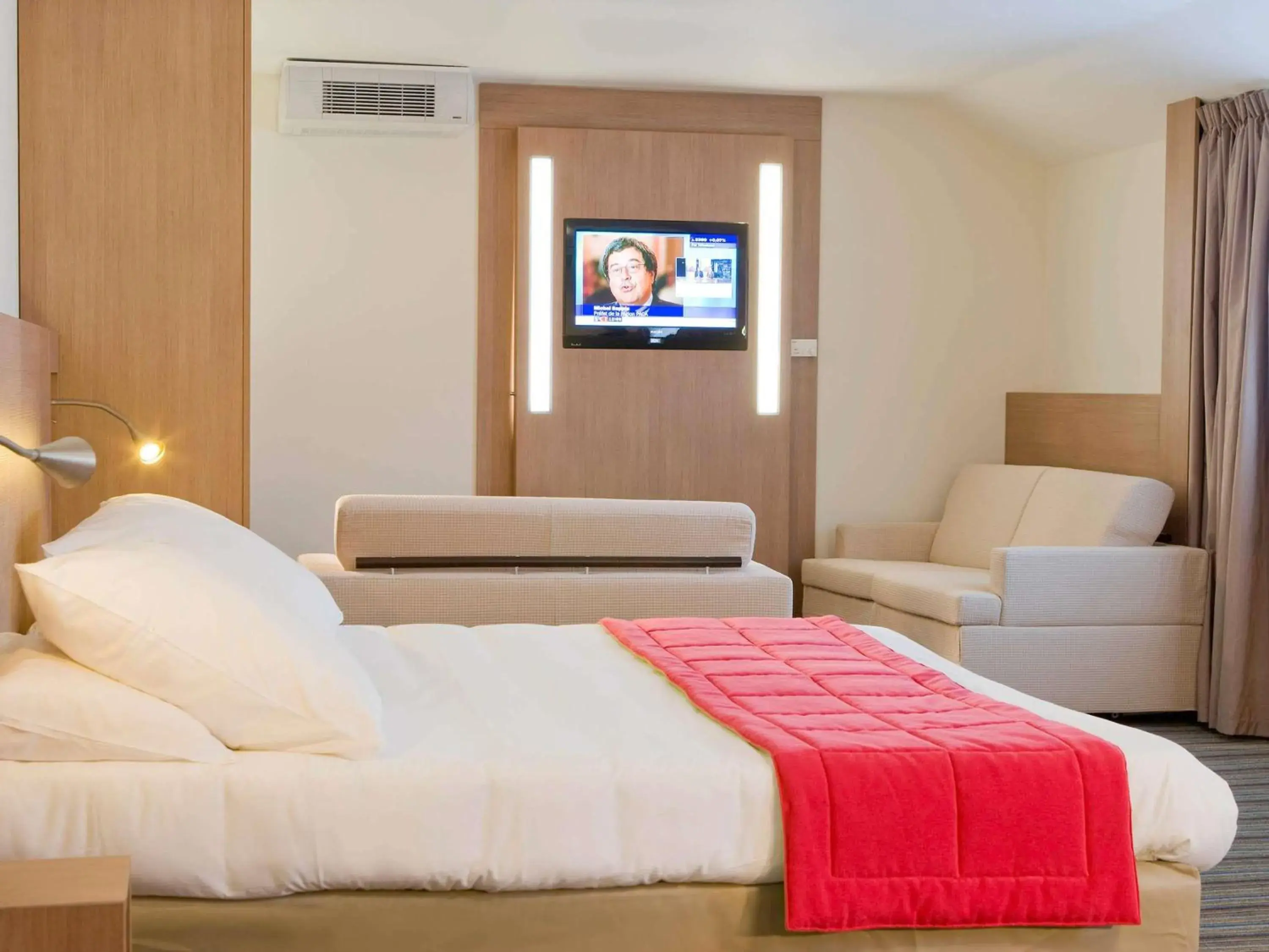 Photo of the whole room, Bed in Mercure Quimper Centre Photo of the whole room, Bed in Mercure Quimper Centre