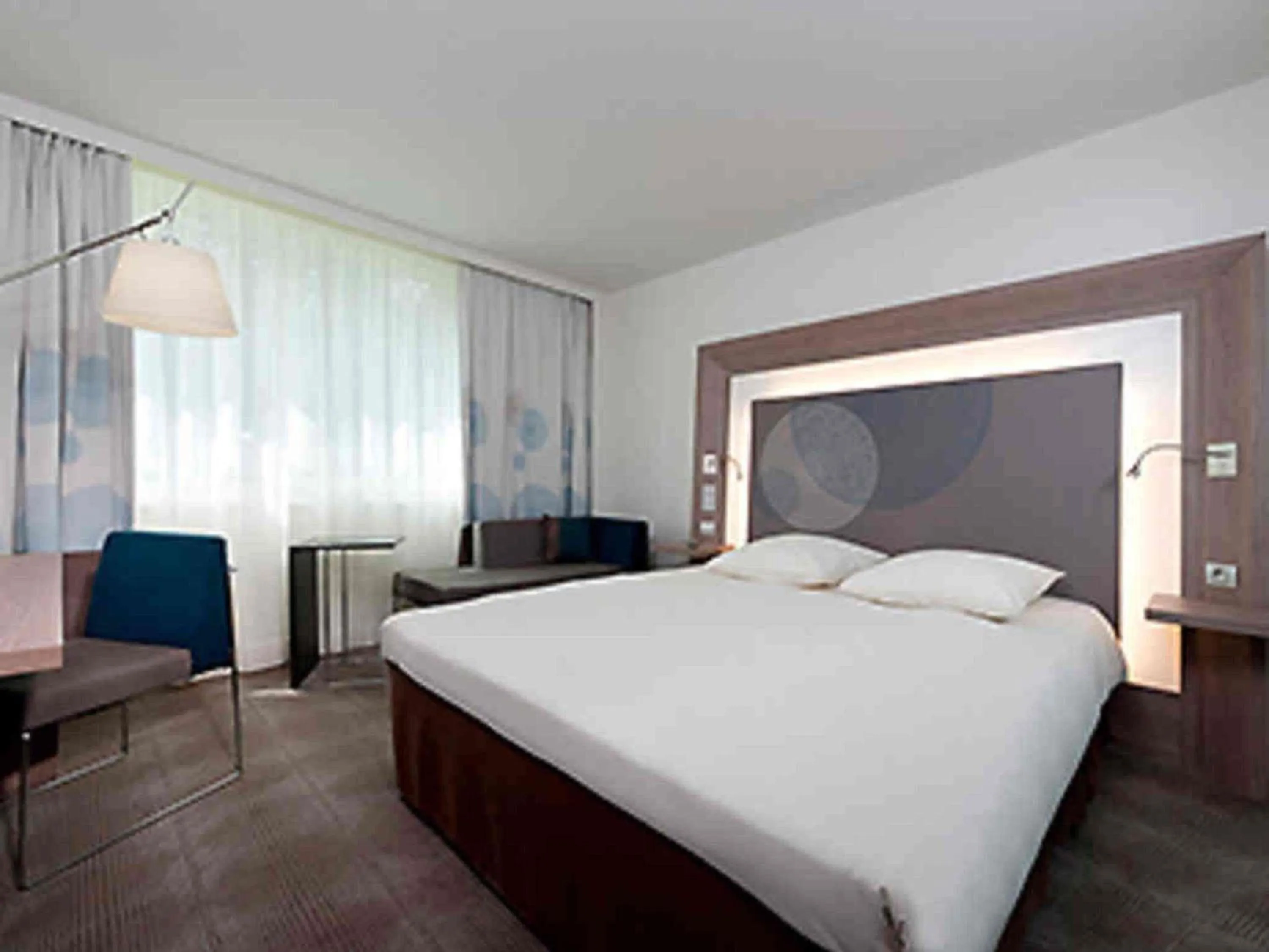 Bedroom, Bed in Novotel Paris Pont De Sevres