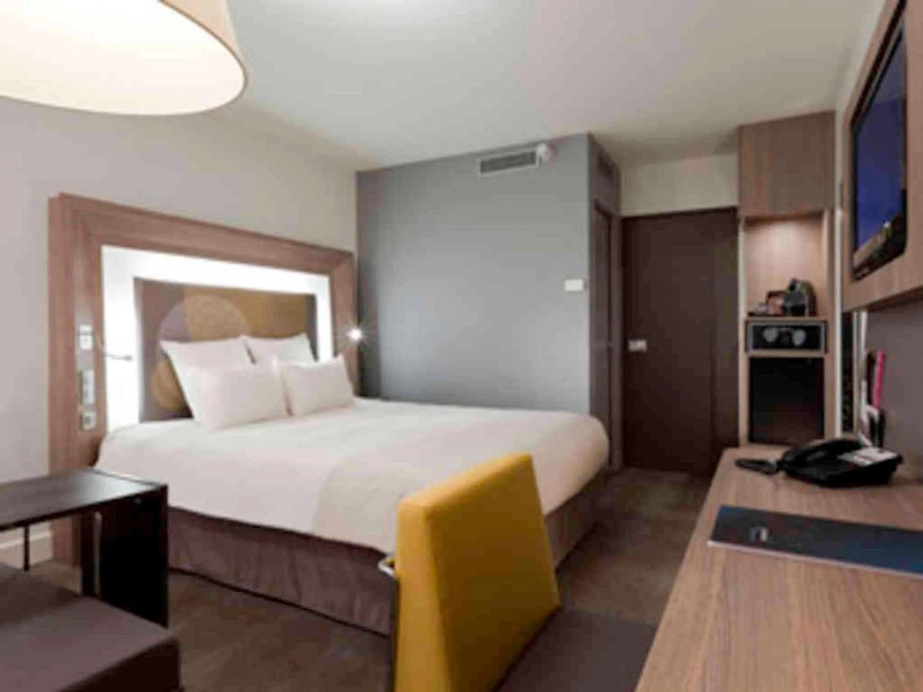 Bedroom, Bed in Novotel Paris Pont De Sevres