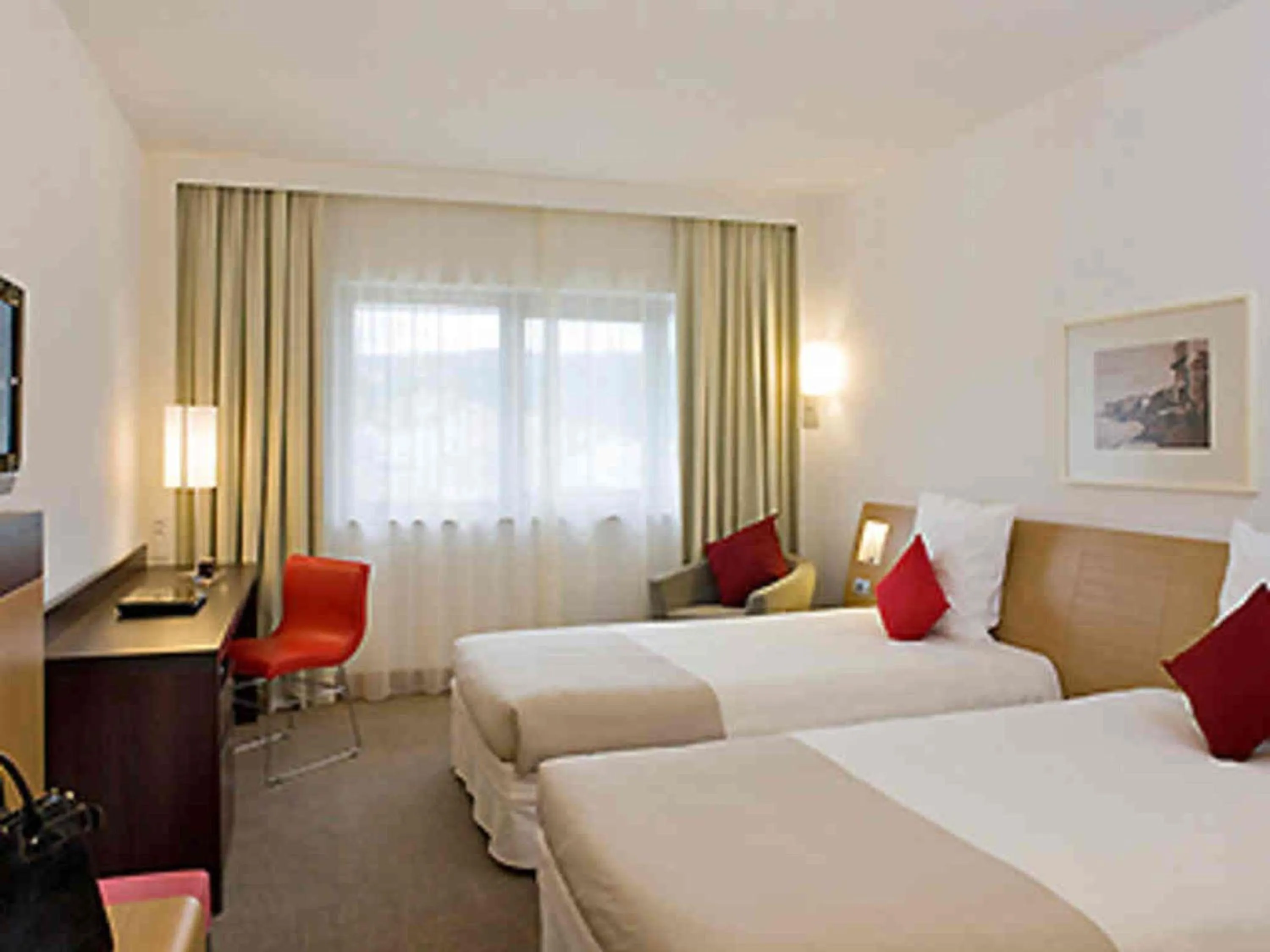 Bedroom, Bed in Novotel Paris Pont De Sevres