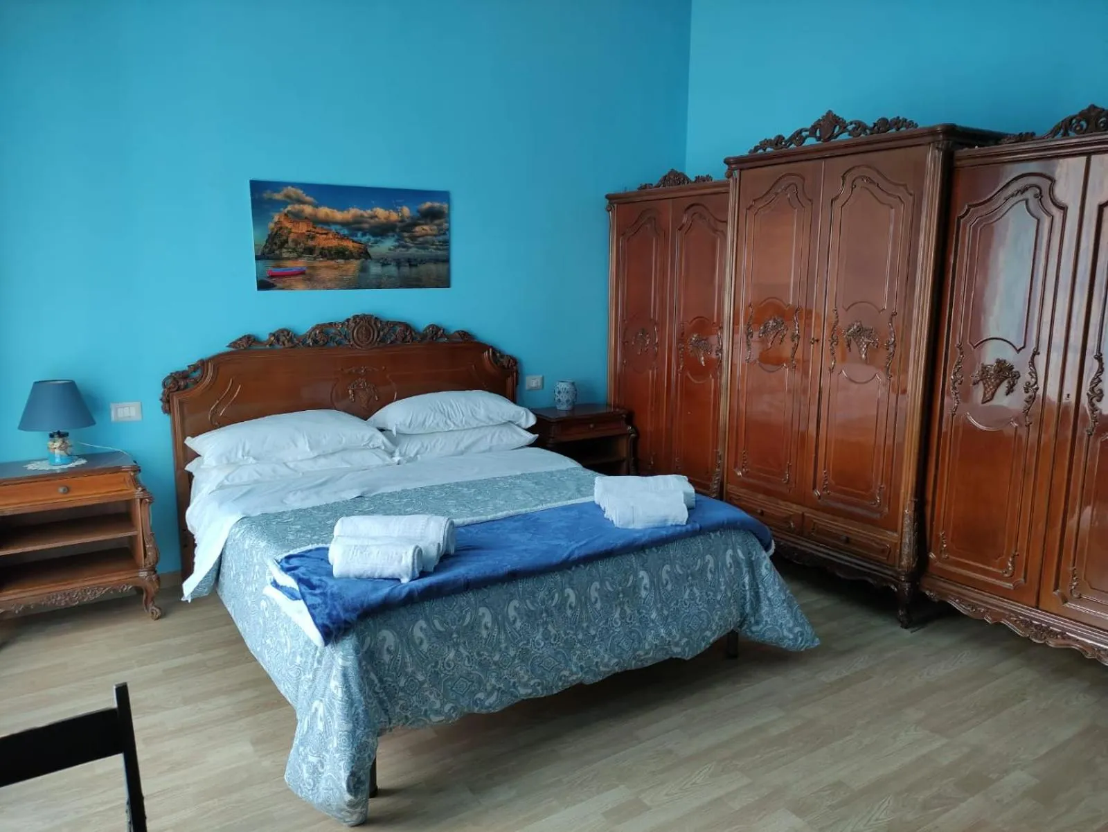 Photo of the whole room, Bed in Napoli Royal Suite