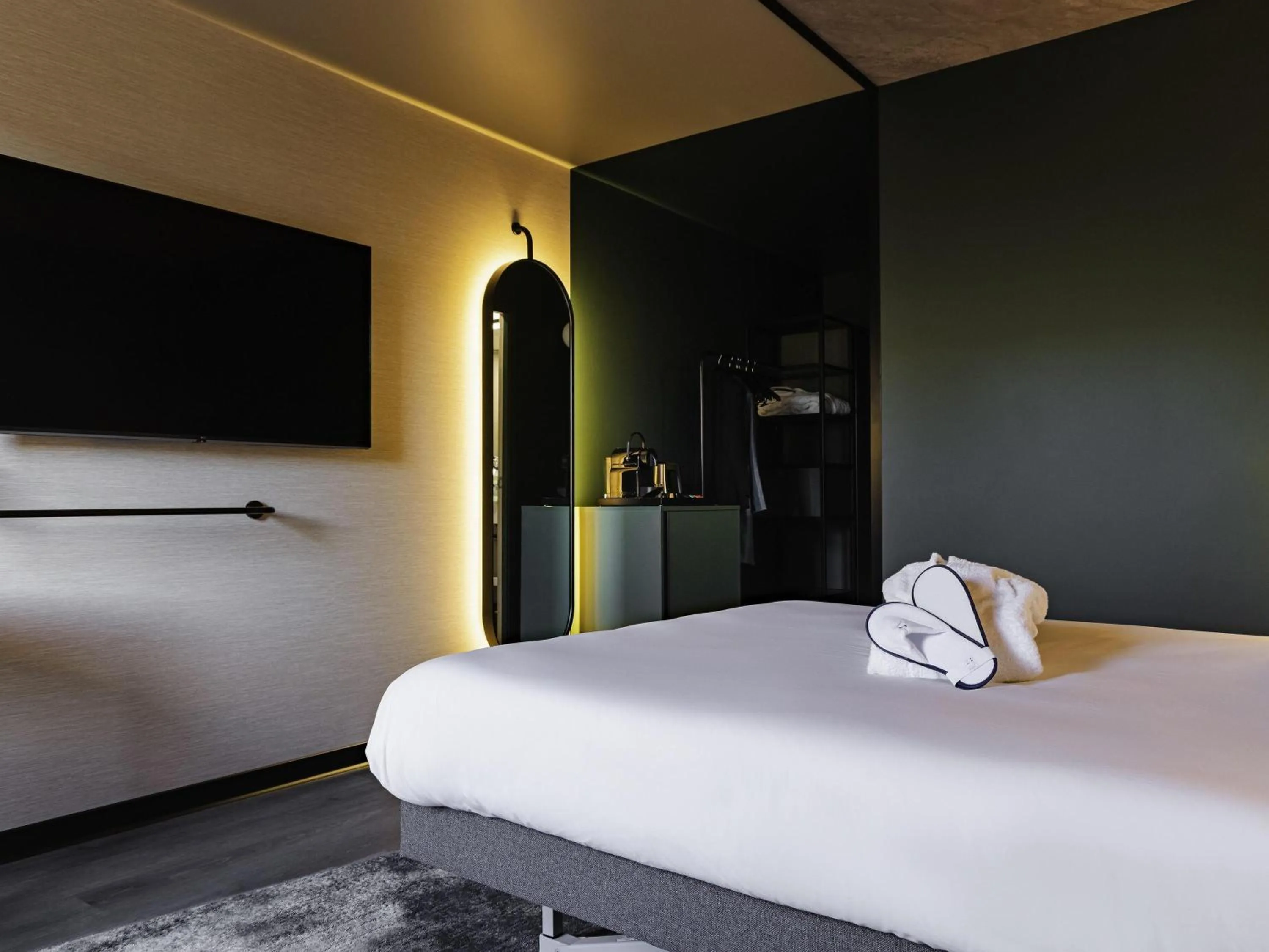 Bedroom, Bed in Novotel Paris Suresnes Longchamp