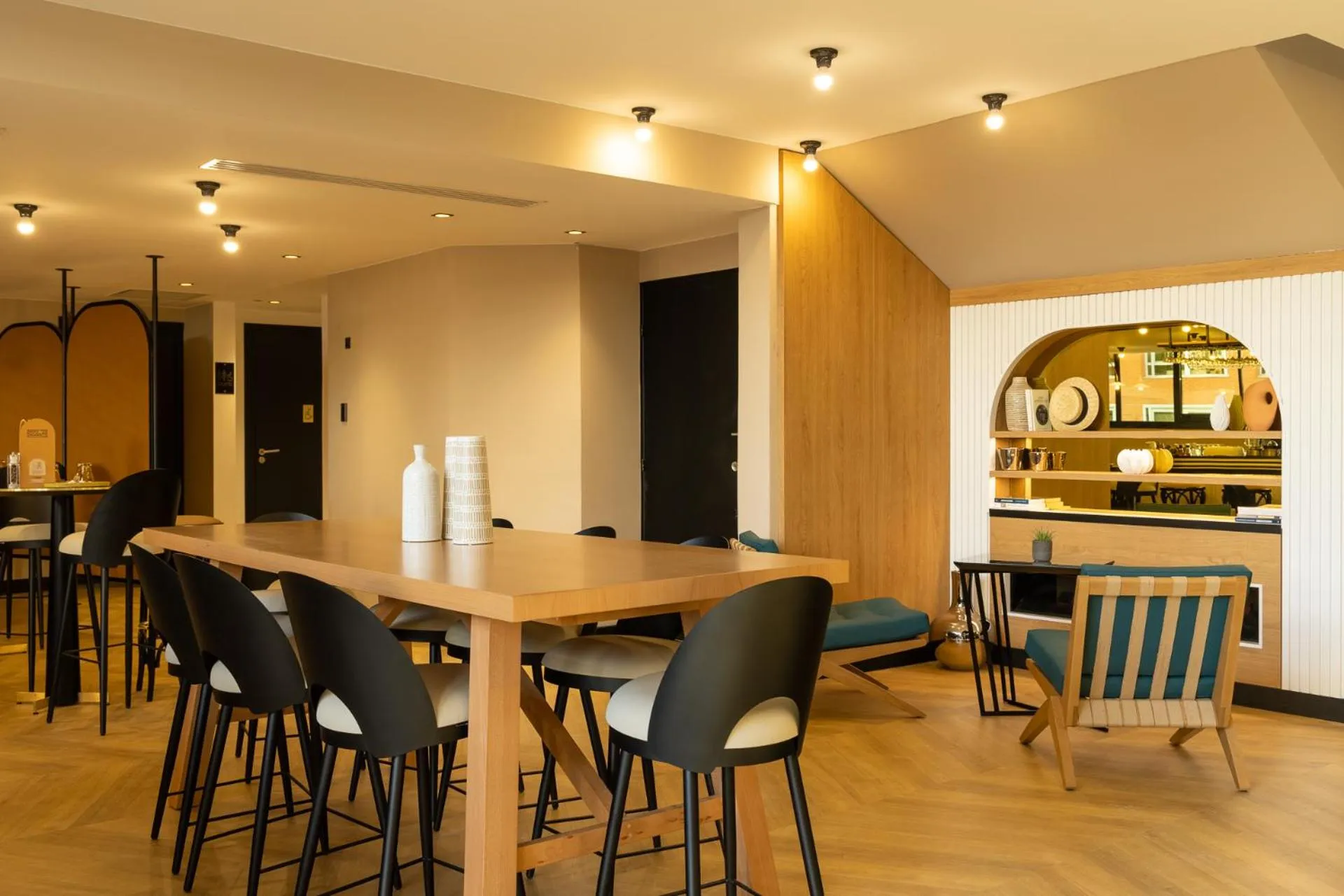 Restaurant/places to eat in Novotel Paris Suresnes Longchamp