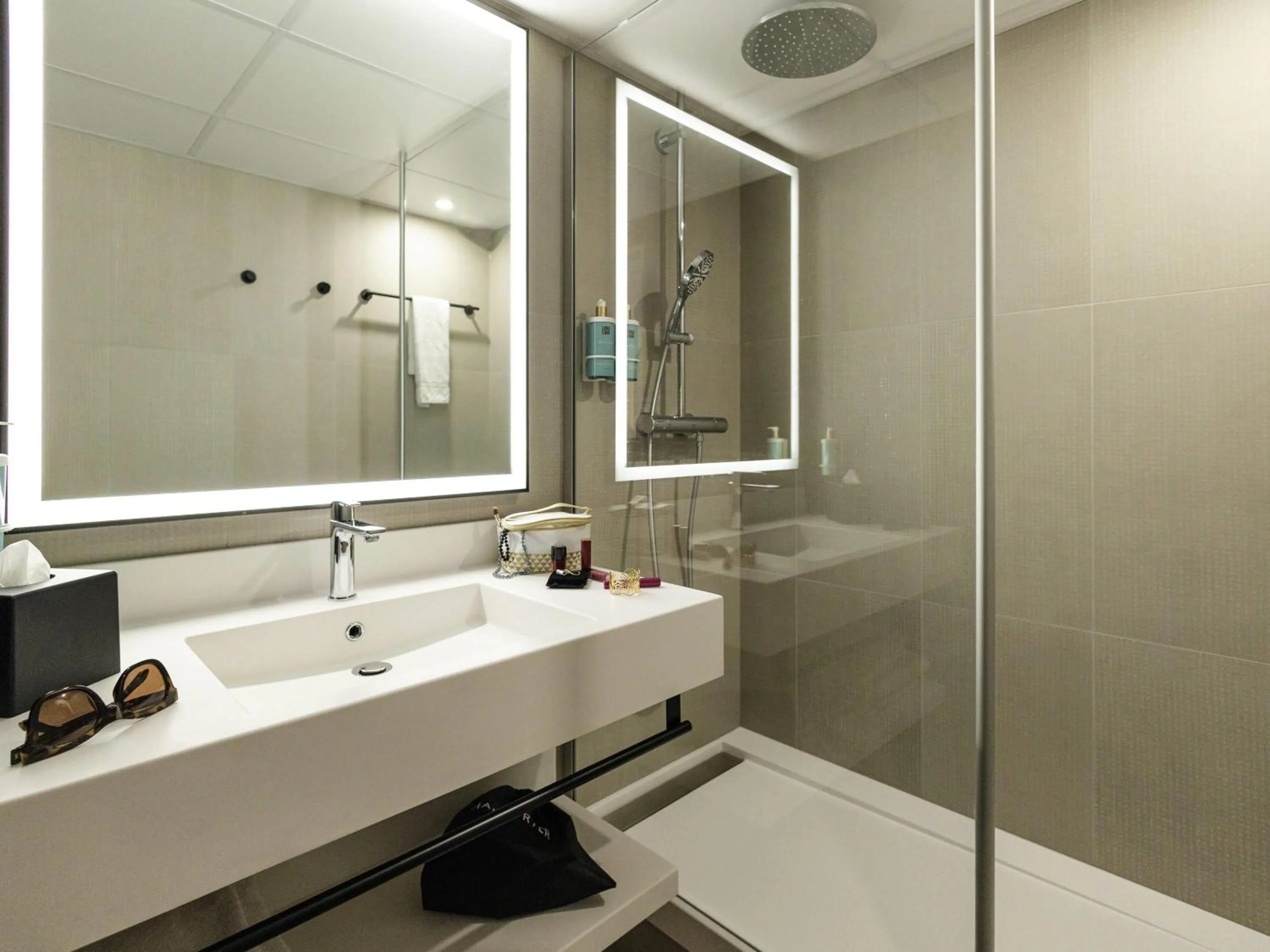 Bedroom in Novotel Paris Suresnes Longchamp