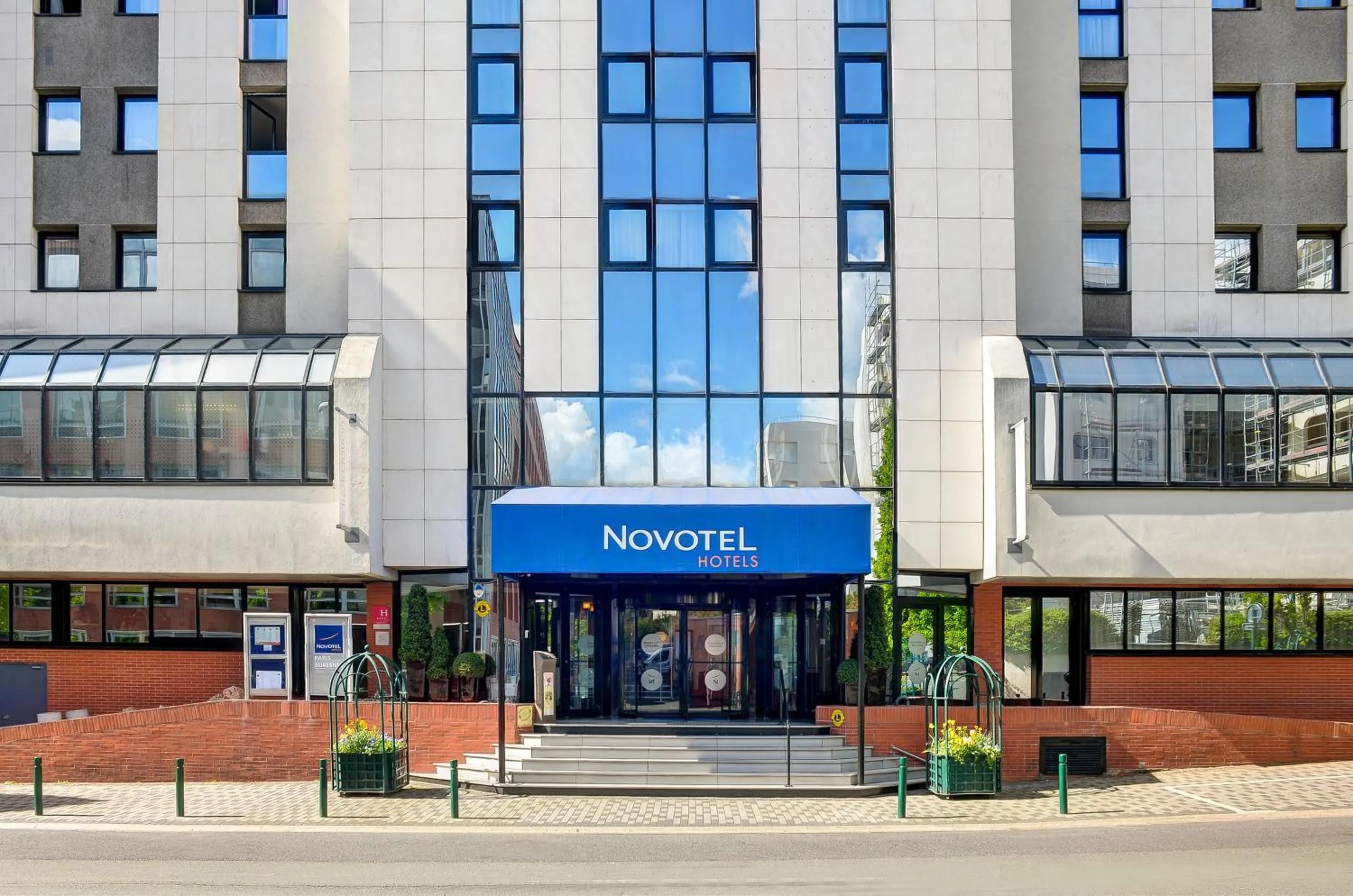 Facade/entrance in Novotel Paris Suresnes Longchamp