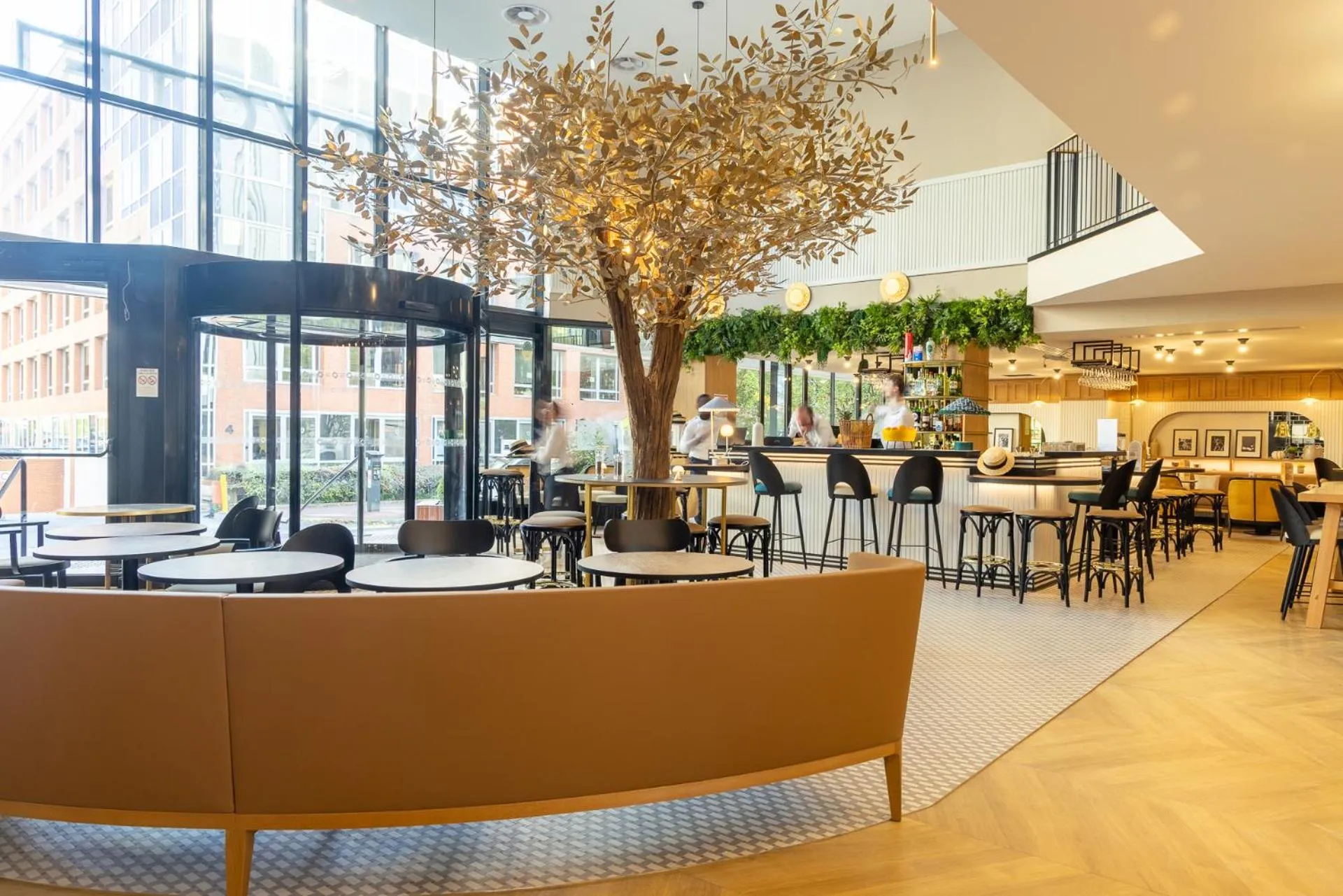 Lobby or reception in Novotel Paris Suresnes Longchamp