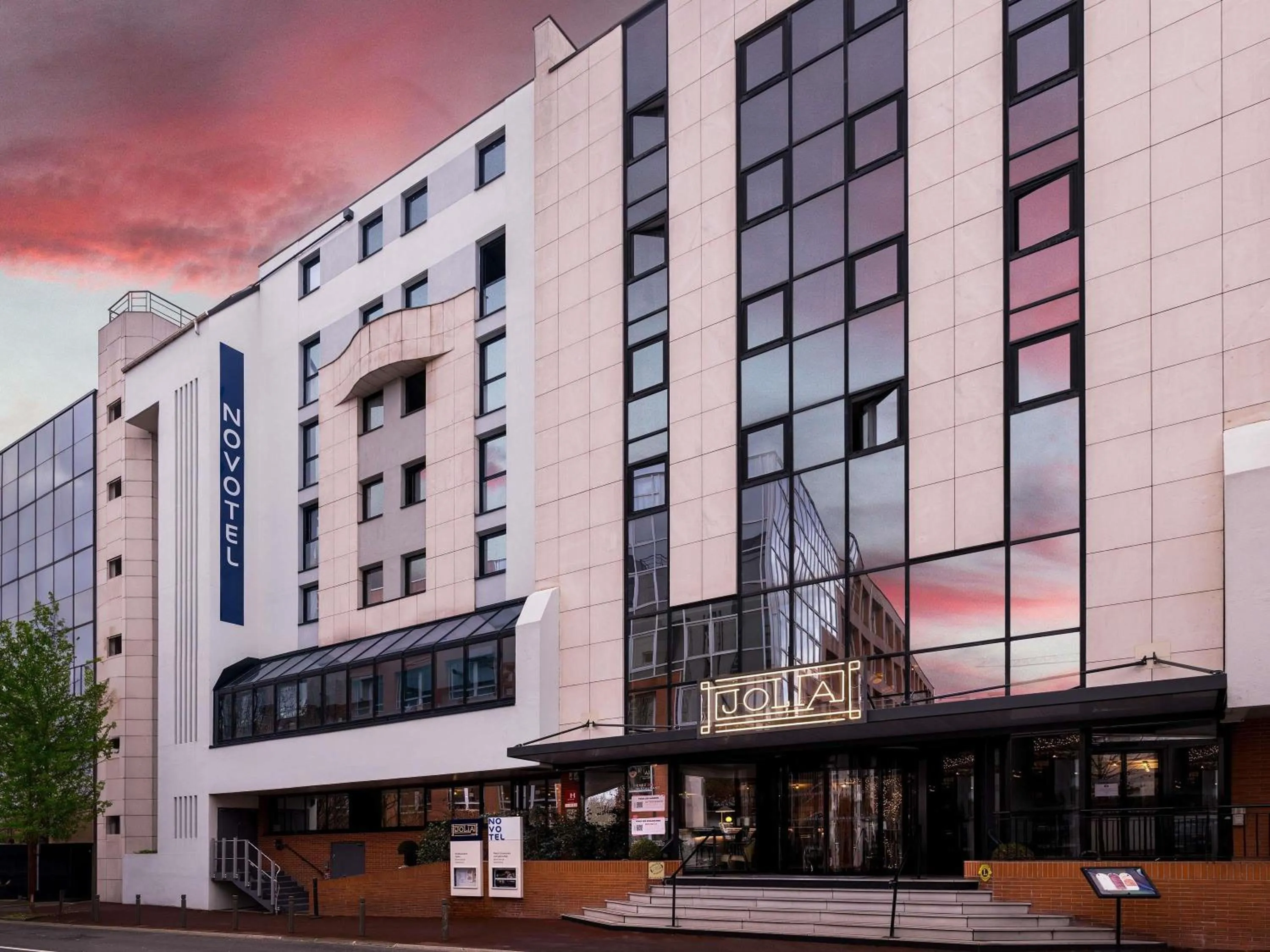 Property building in Novotel Paris Suresnes Longchamp