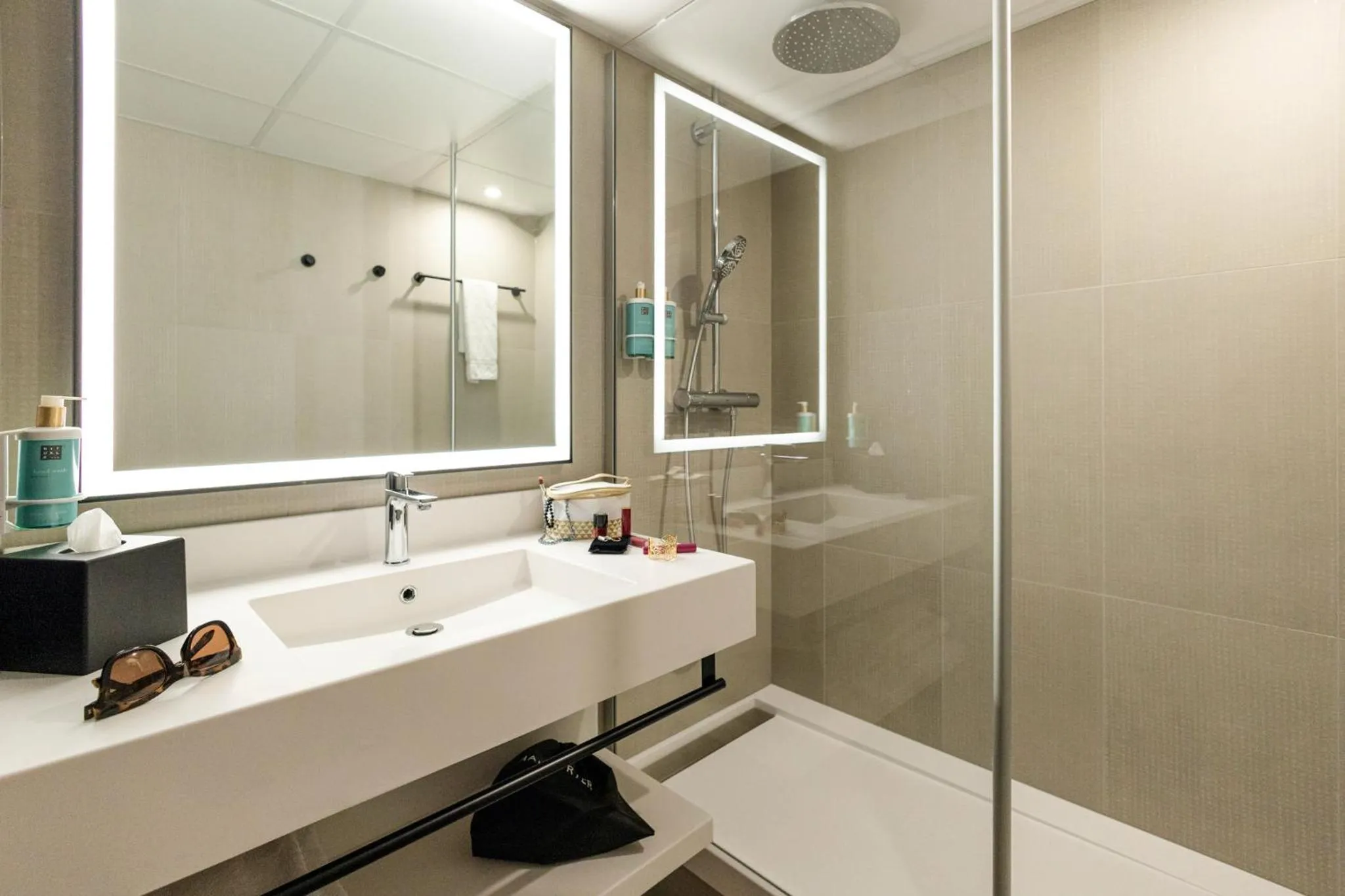 Shower in Novotel Paris Suresnes Longchamp