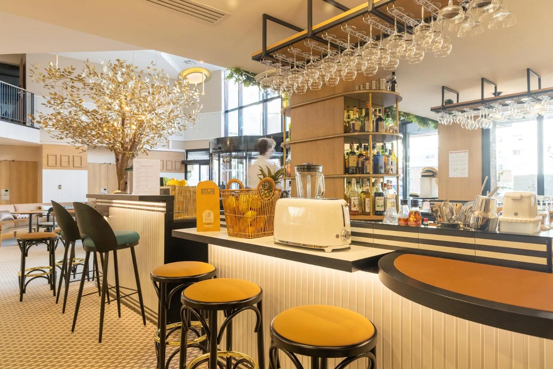 Lounge or bar in Novotel Paris Suresnes Longchamp