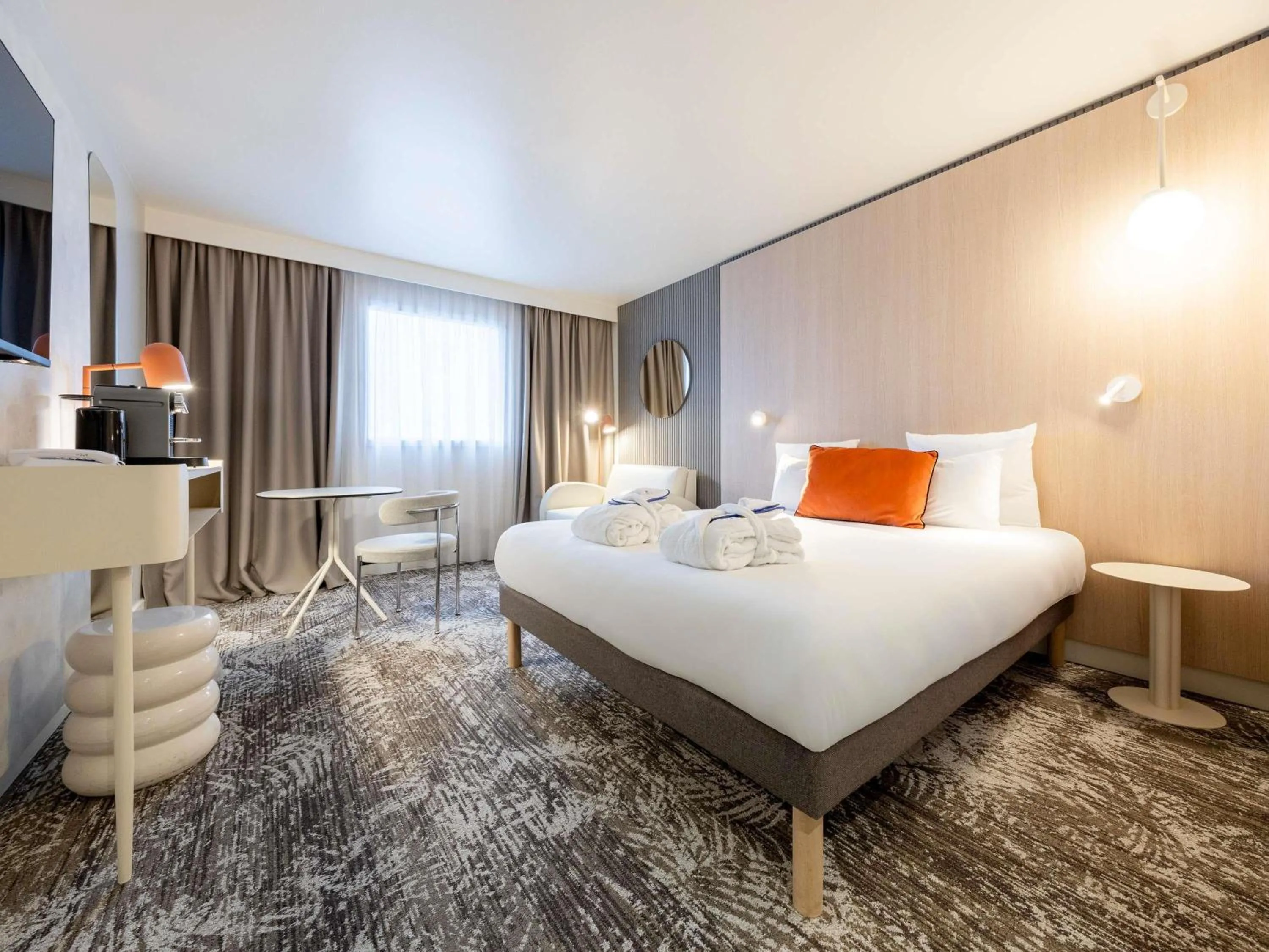 Bedroom, Bed in Novotel Paris 13 Porte d'Italie