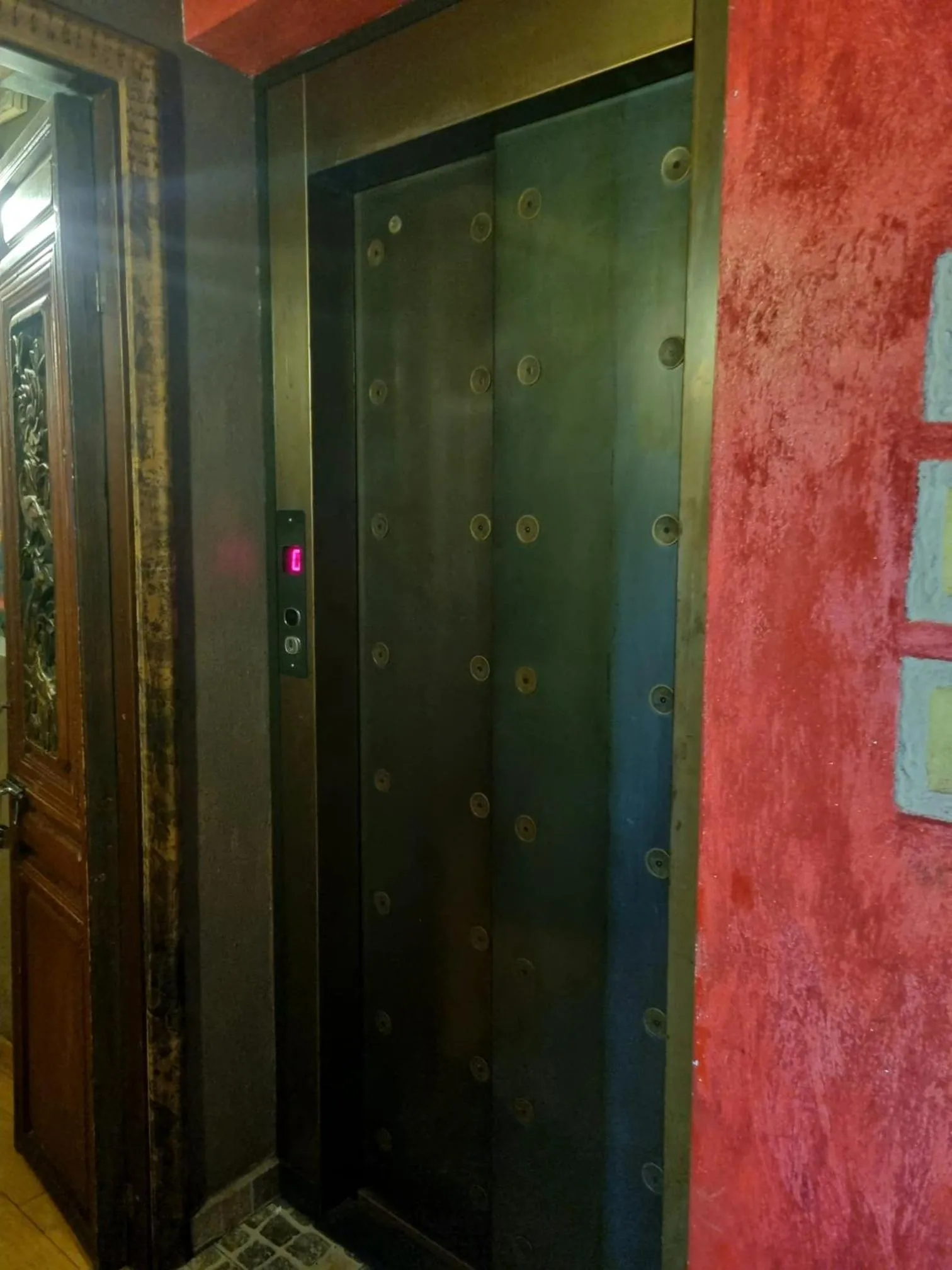 elevator in Villa Vietnamonamour