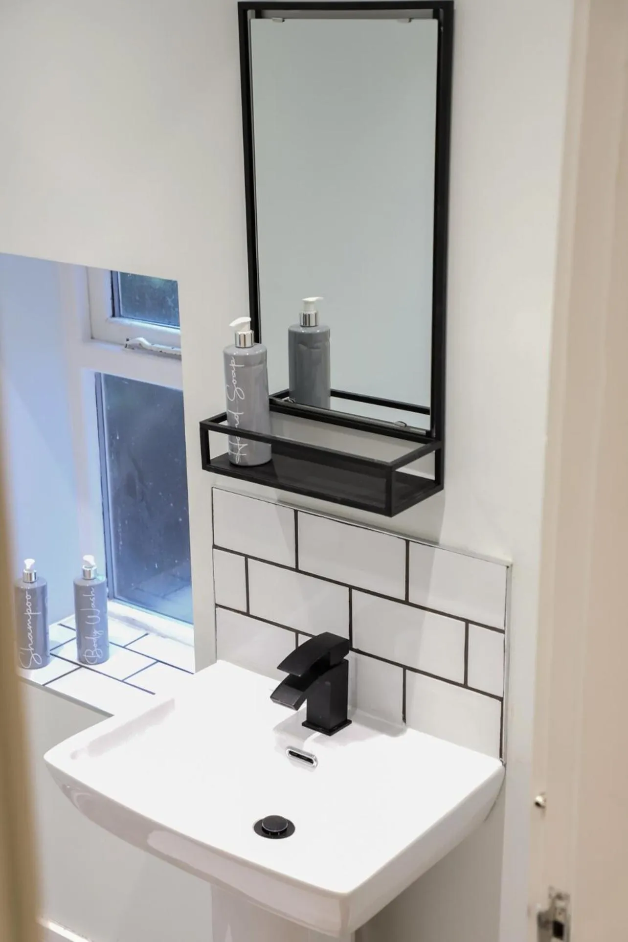 New- Modern 2br Apt Wifi Sleep5 City Centre