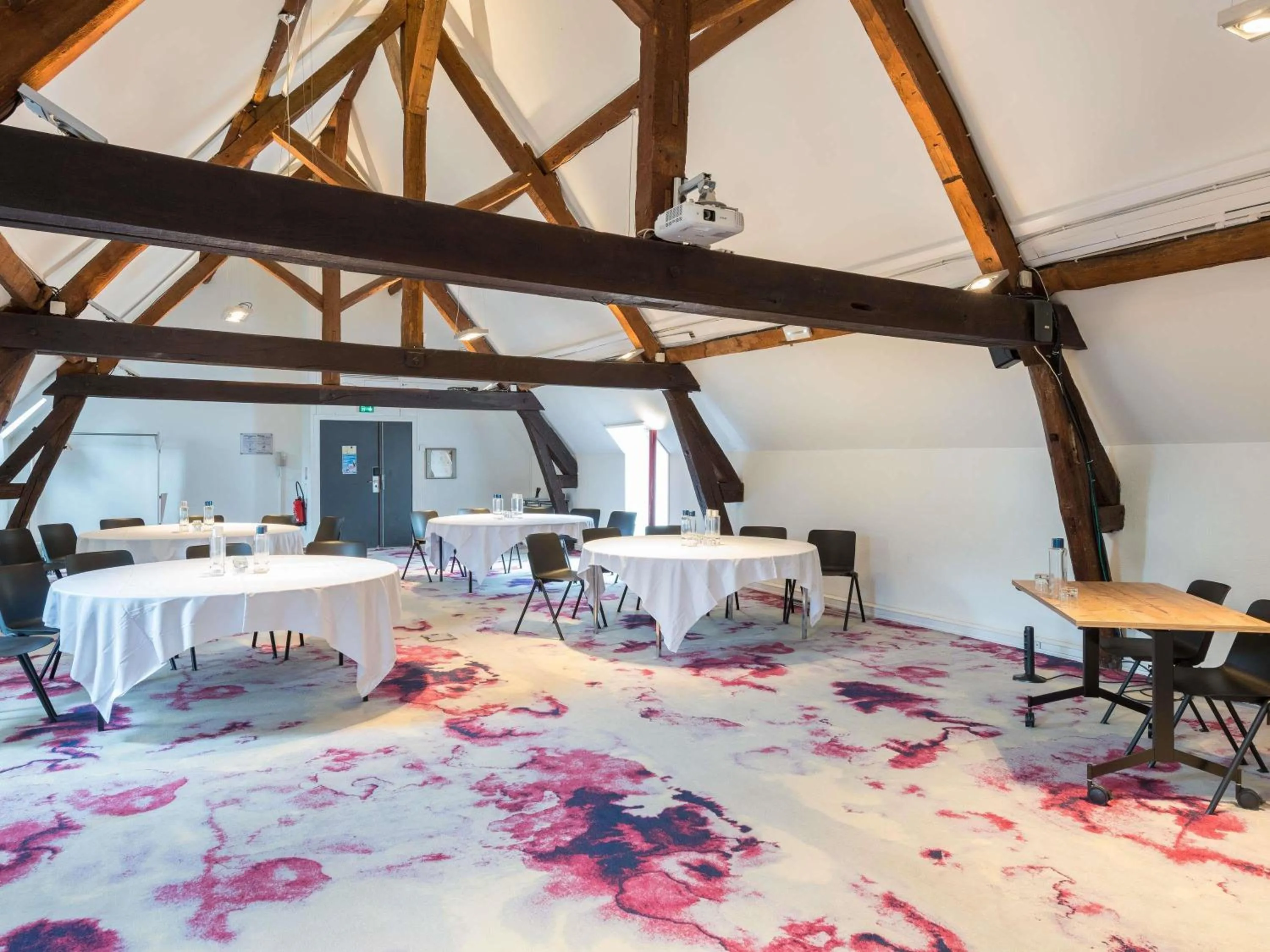 Meeting/conference room in Novotel Saclay