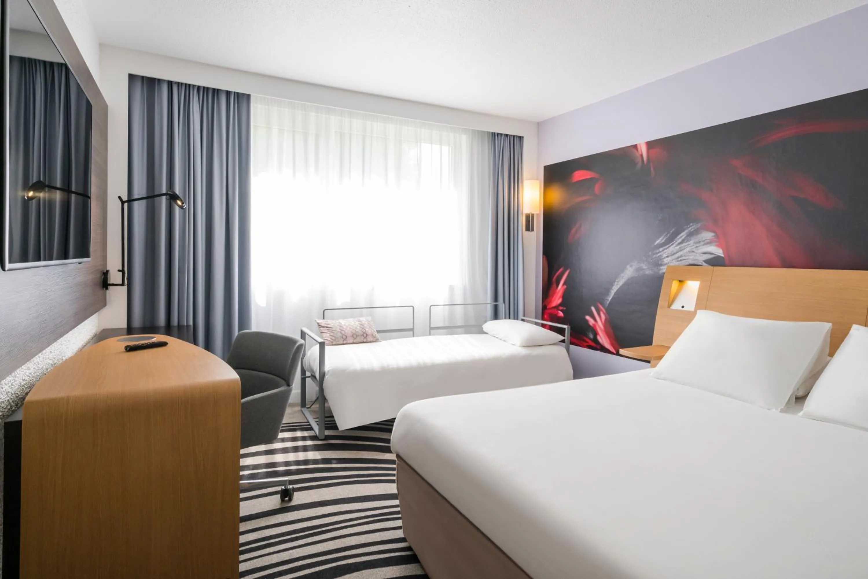 Photo of the whole room, Bed in Novotel Saclay