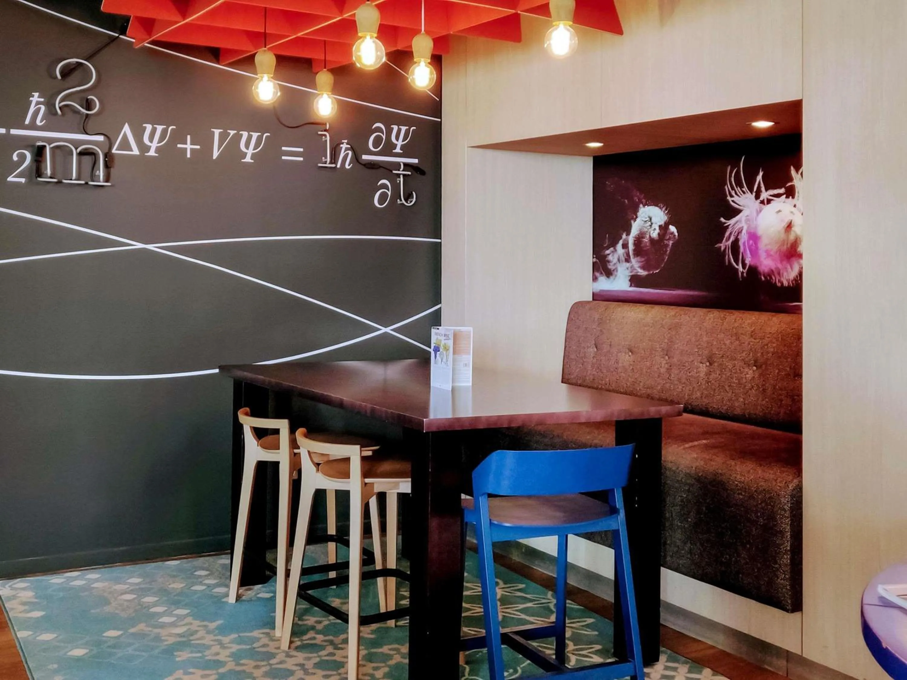 Lounge or bar in Novotel Saclay