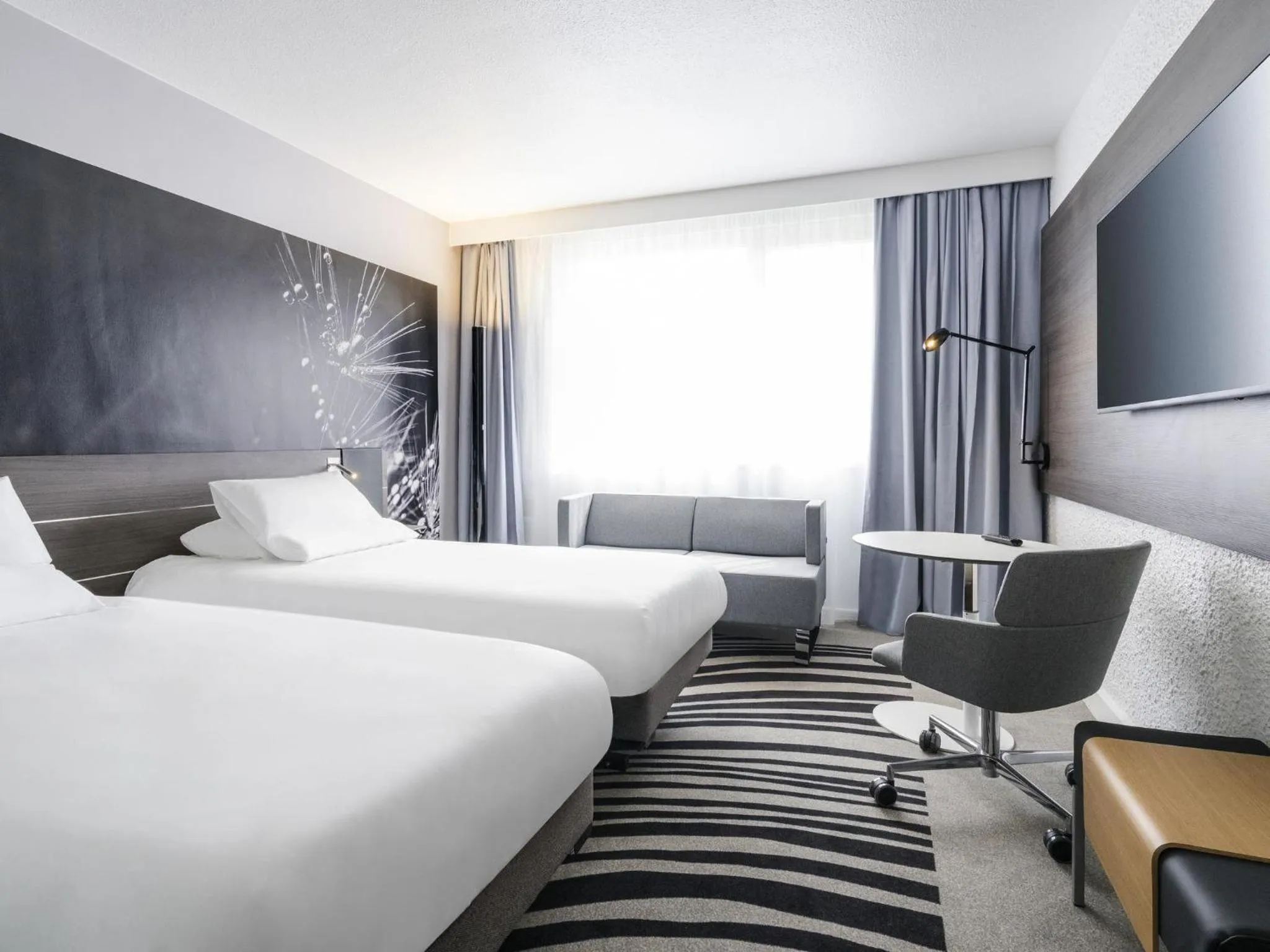 Bedroom, Bed in Novotel Saclay