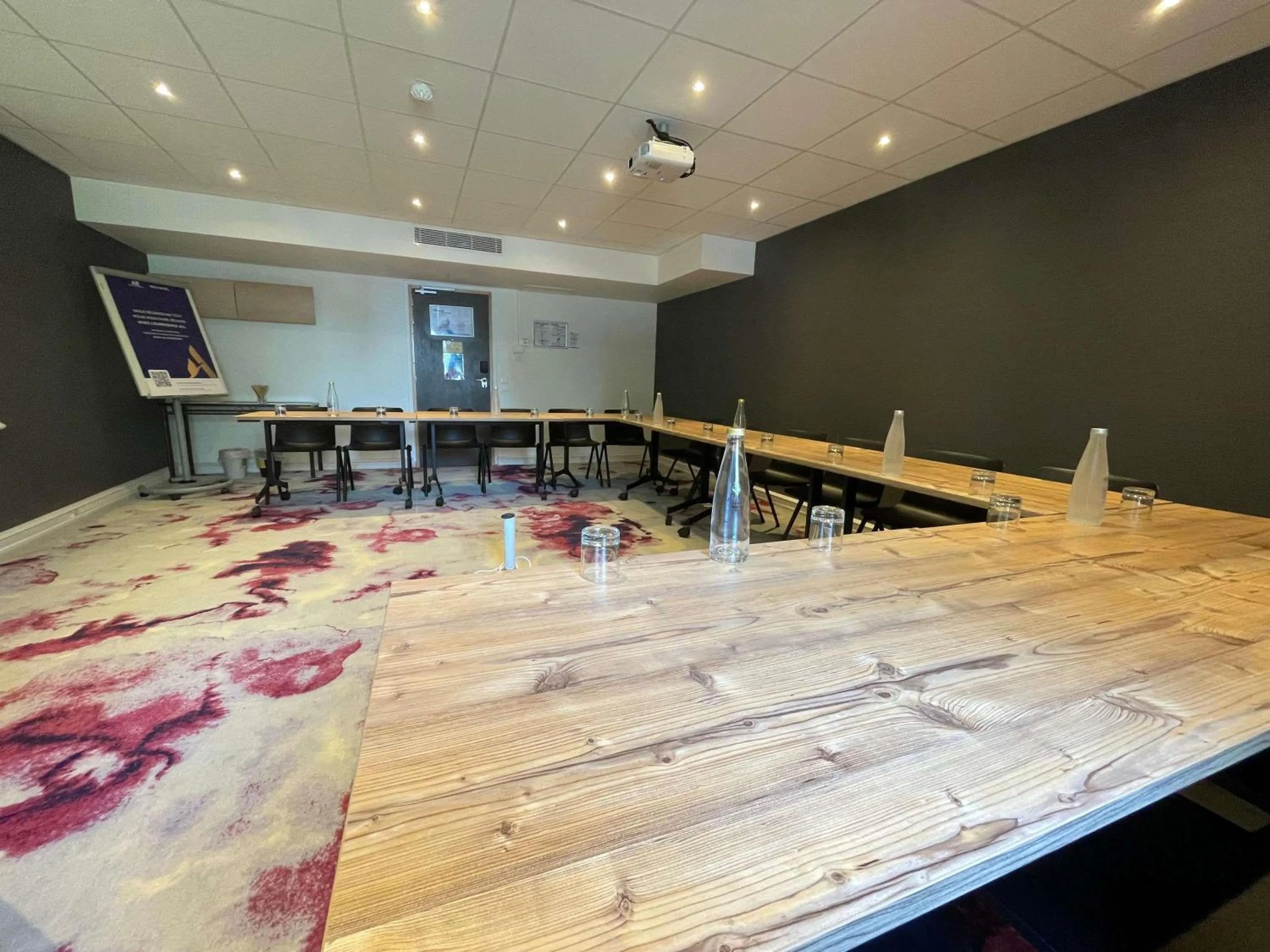 Meeting/conference room in Novotel Saclay