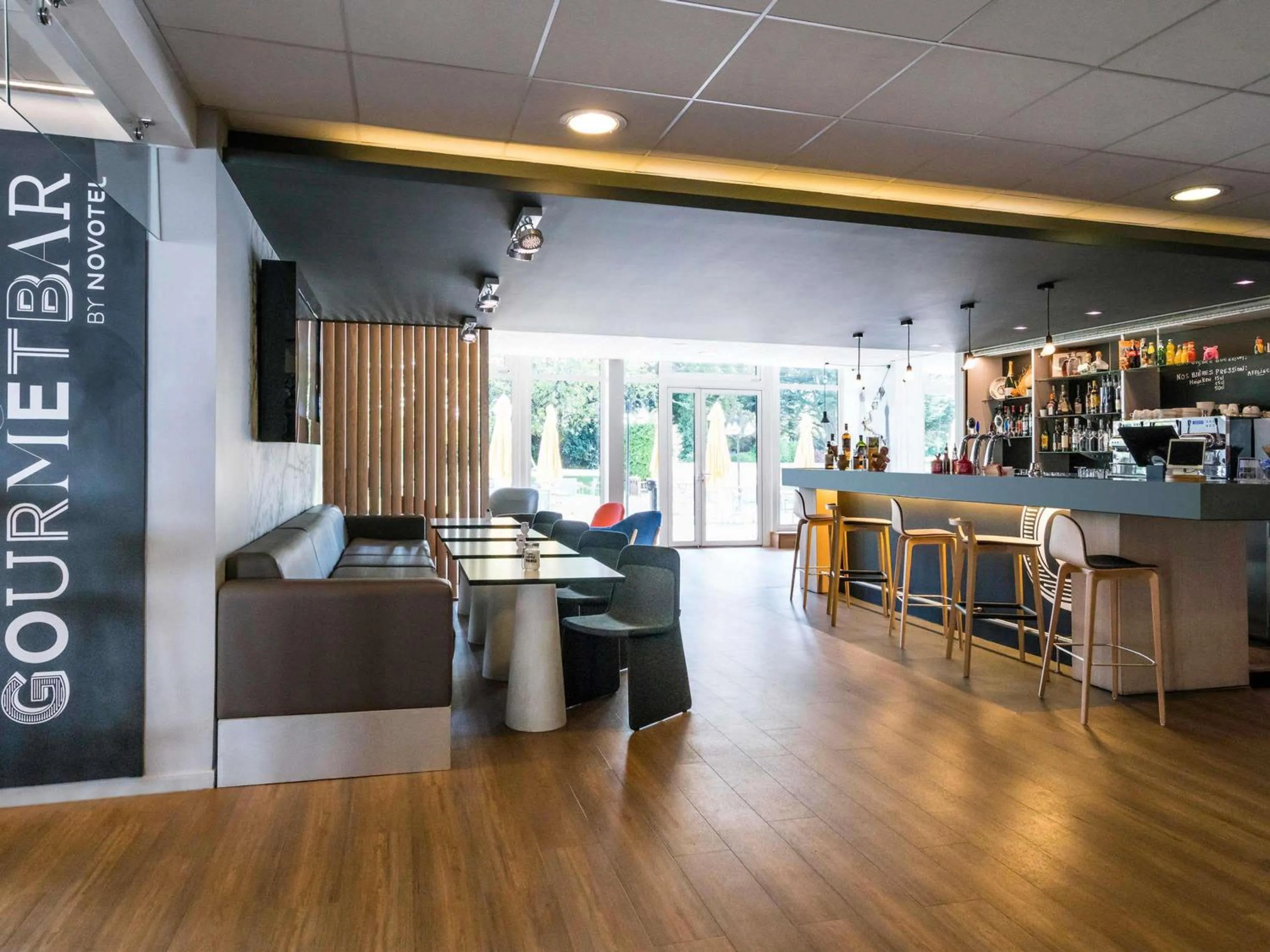 Lounge or bar in Novotel Saclay