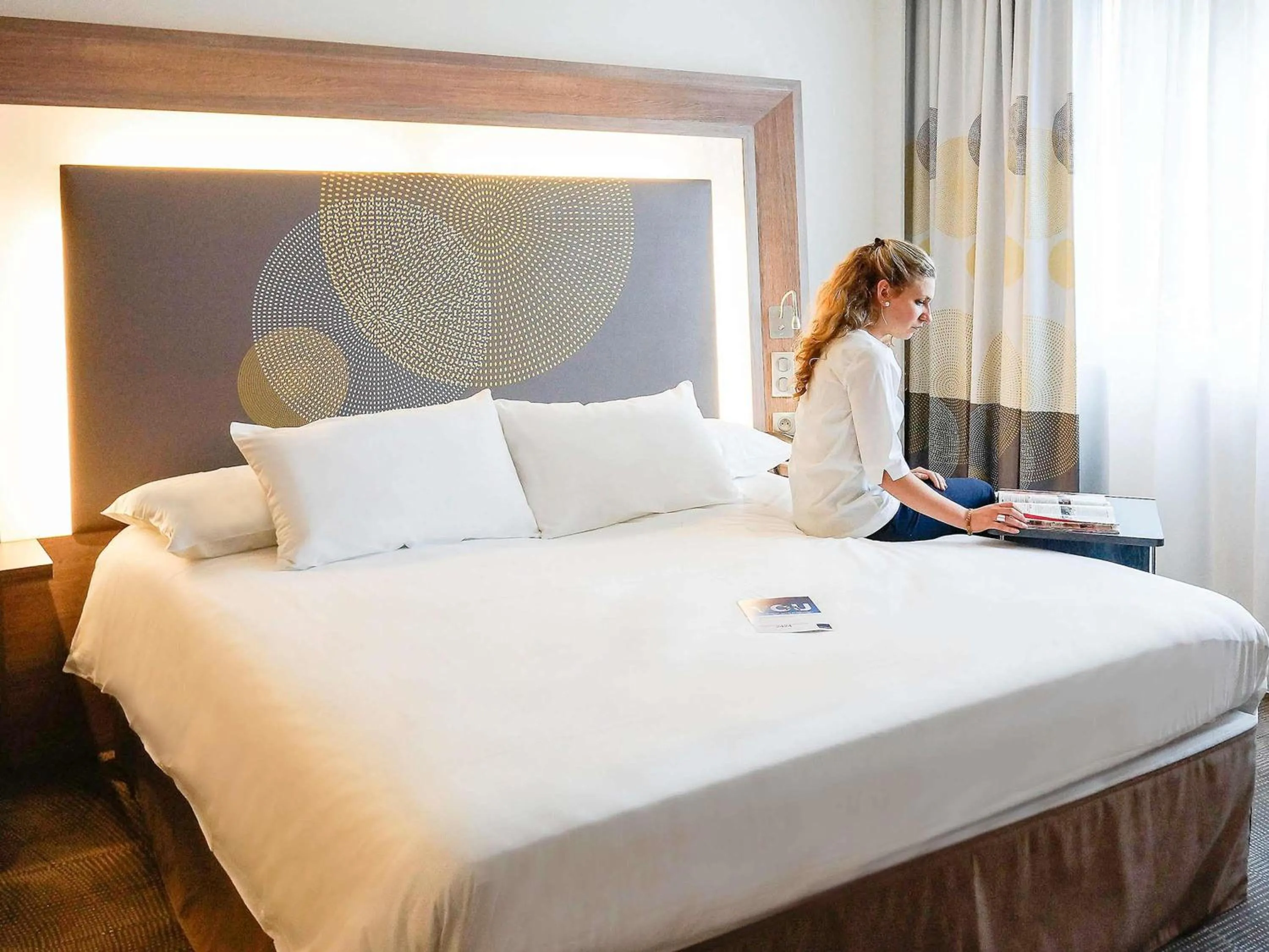 Bedroom, Bed in Novotel Saclay