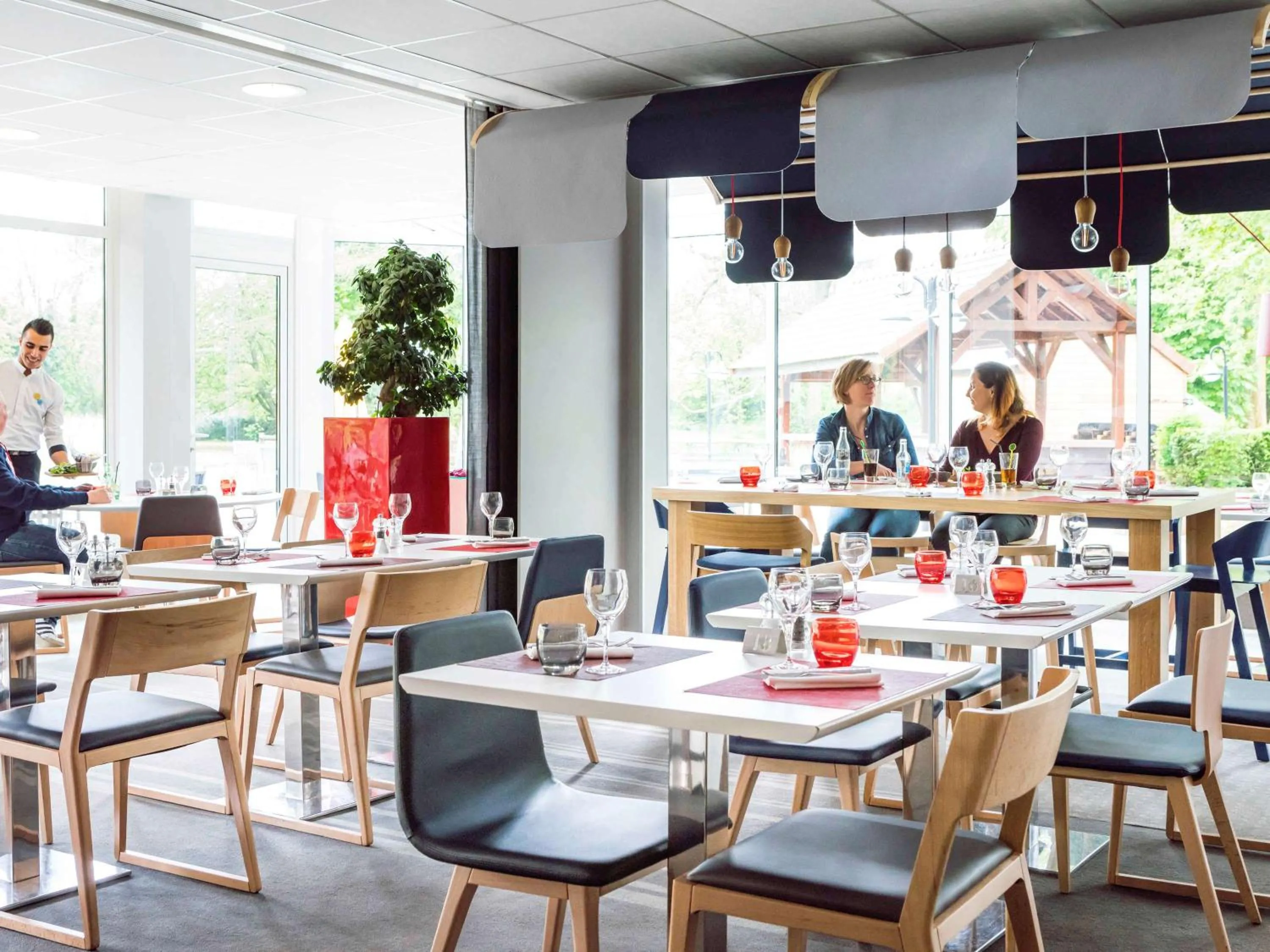 Restaurant/places to eat in Novotel Saclay