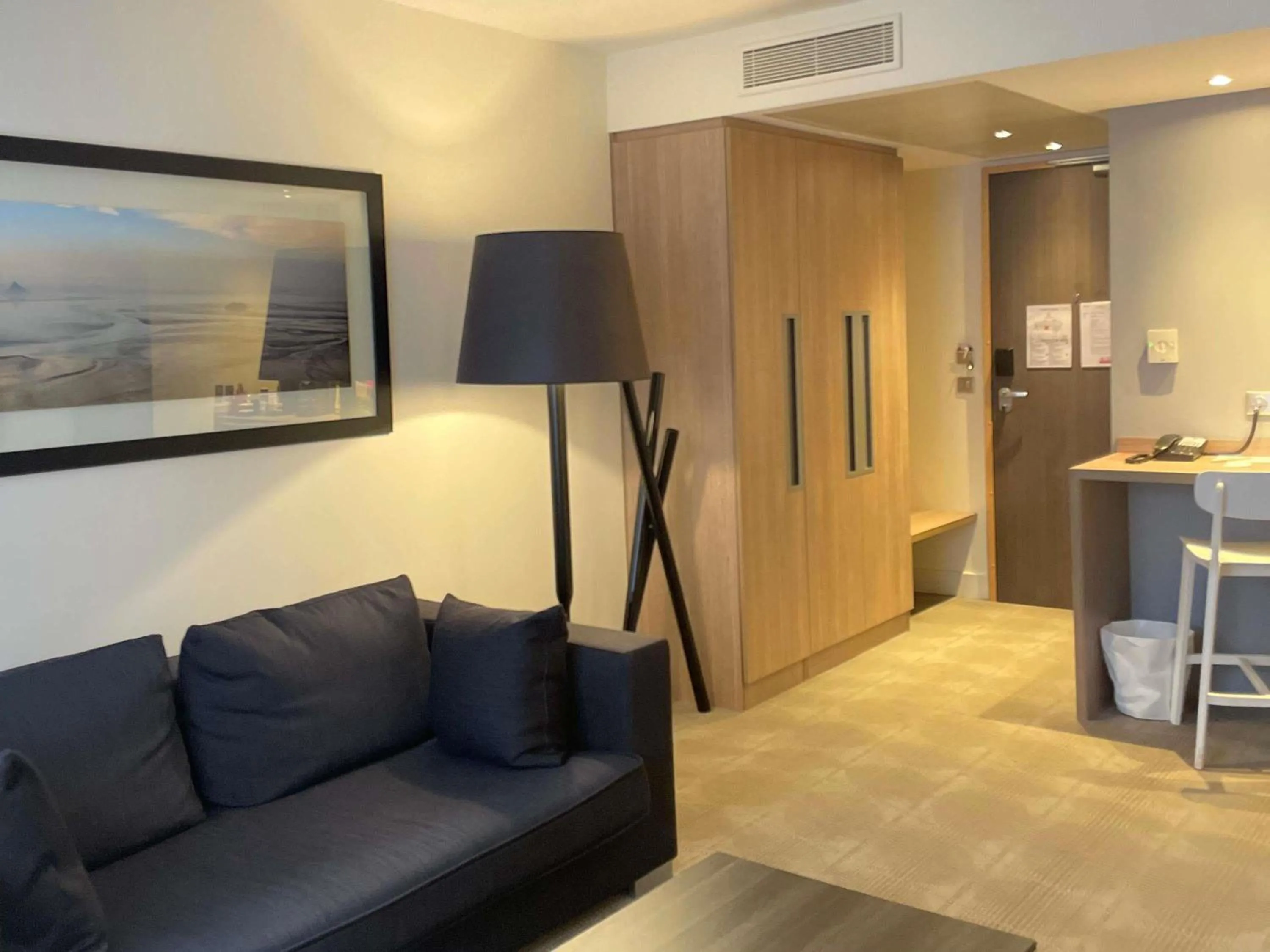 Photo of the whole room in Novotel Saclay