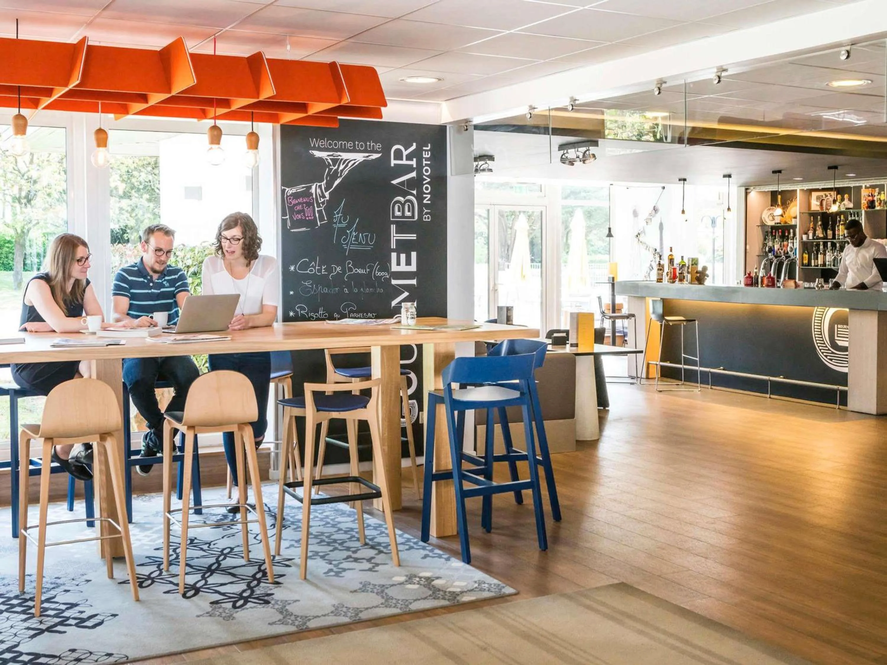 Lounge or bar in Novotel Saclay