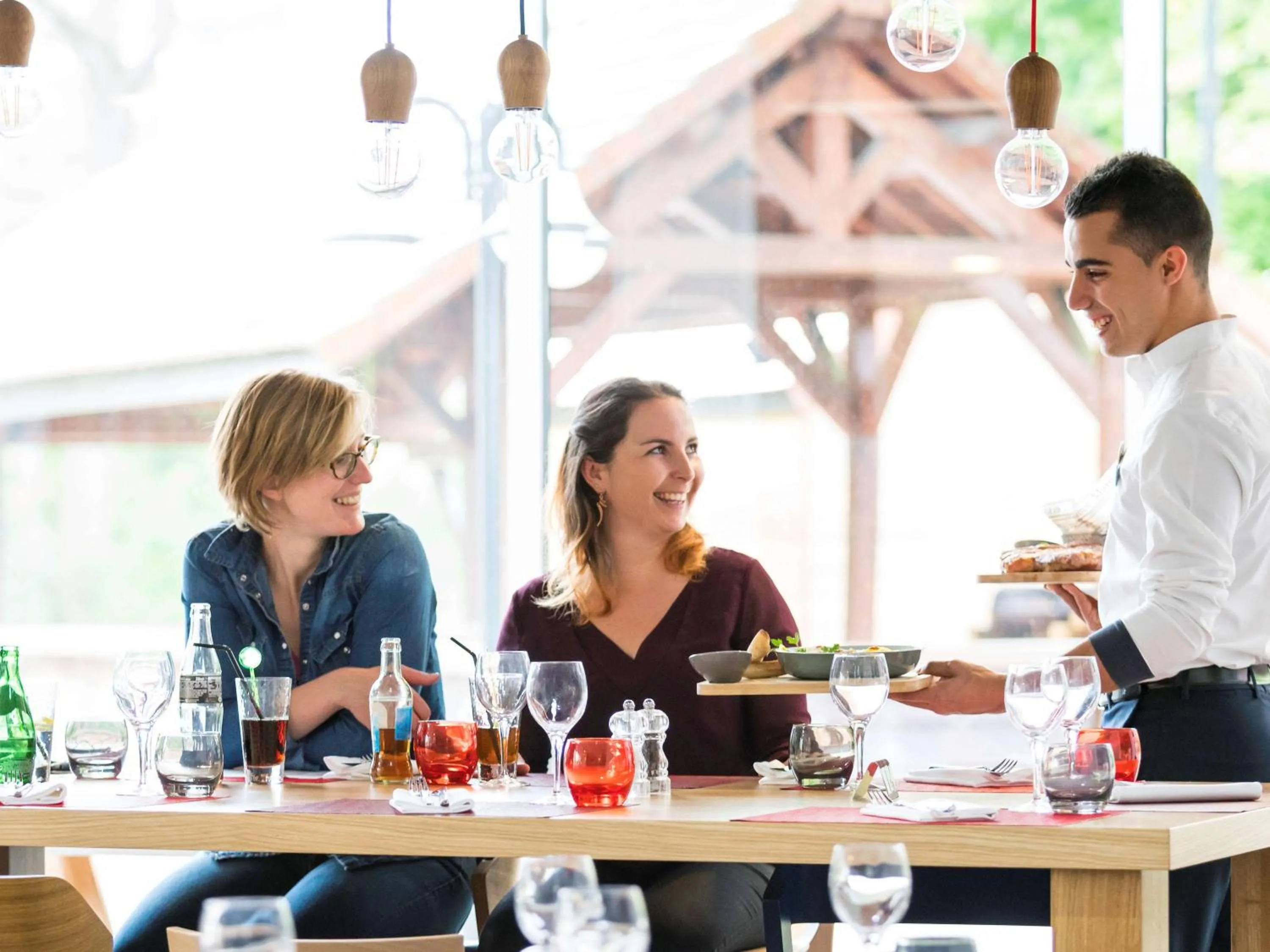 Restaurant/places to eat in Novotel Saclay