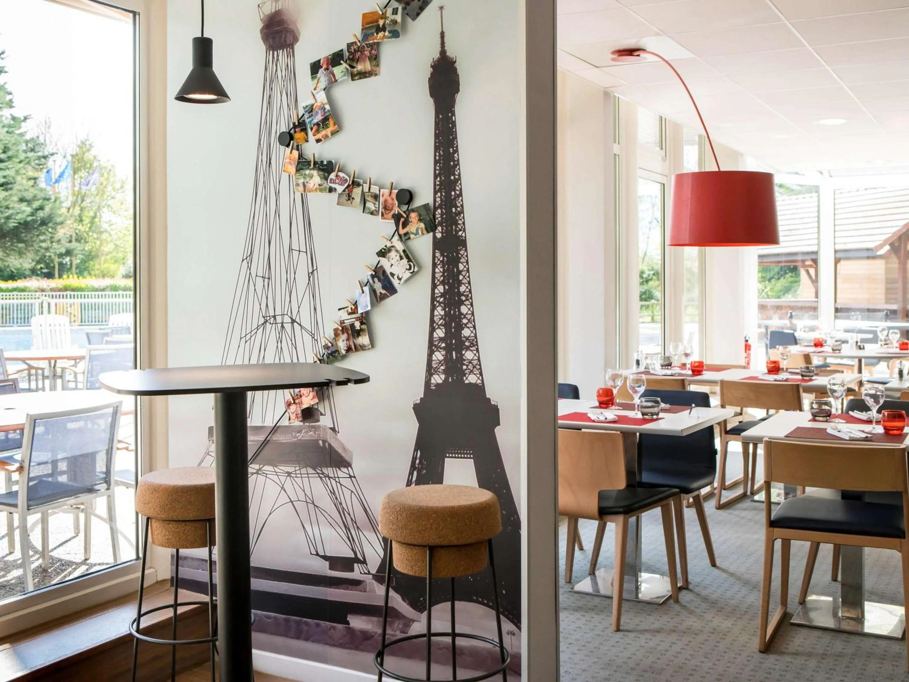 Restaurant/places to eat in Novotel Saclay