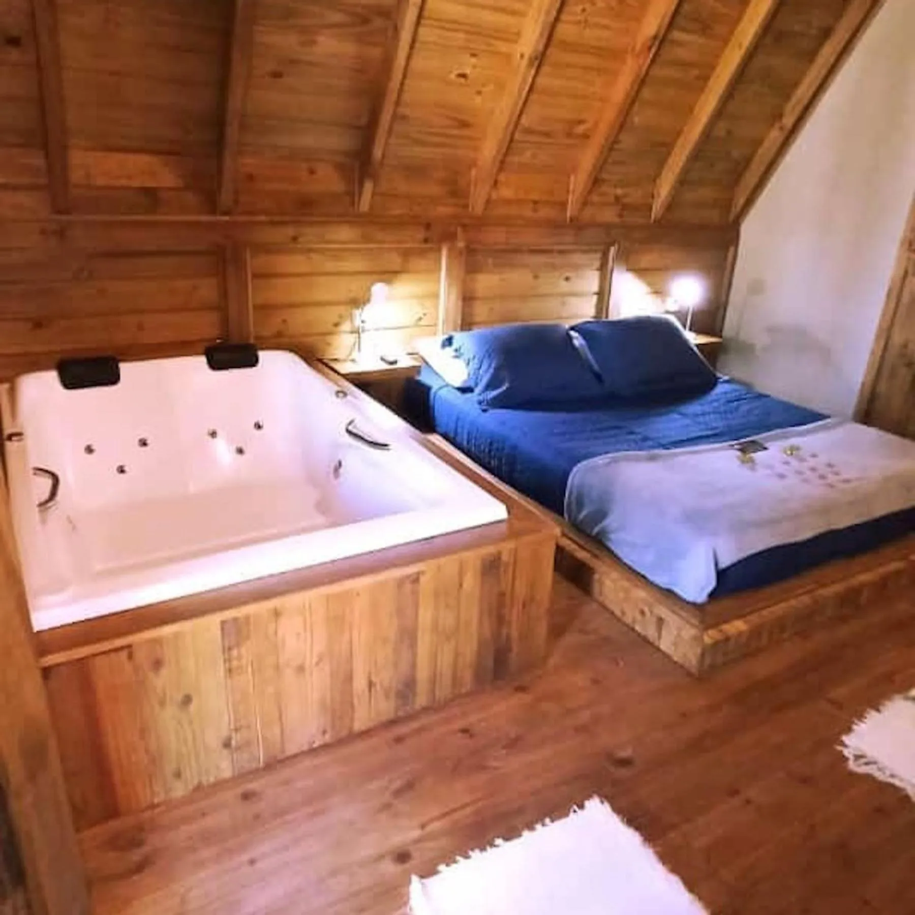 Hot Tub, Bed in Pousada Chalé Suiço Bombinhas