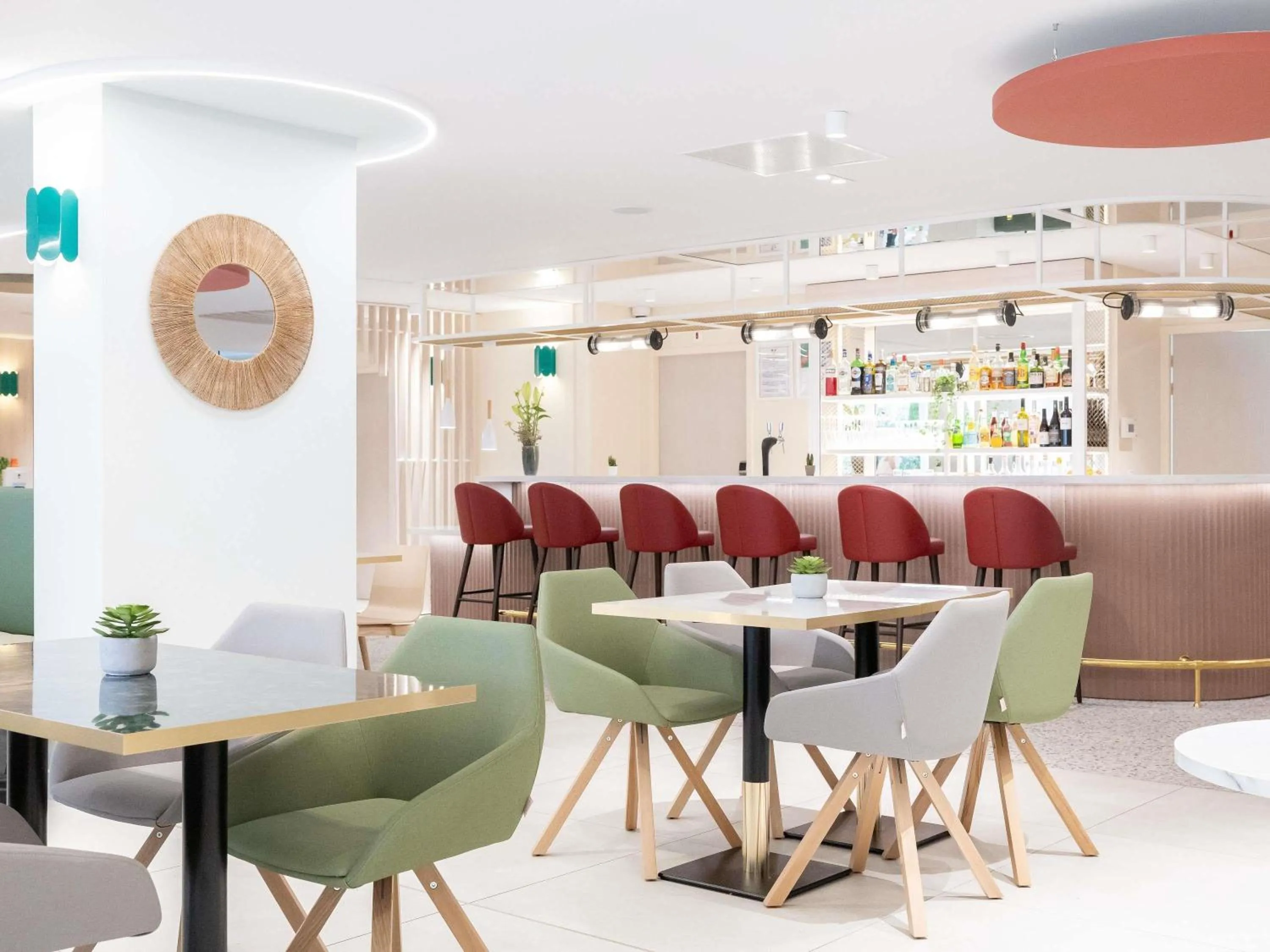 Lounge or bar in Novotel Suites Montpellier Antigone