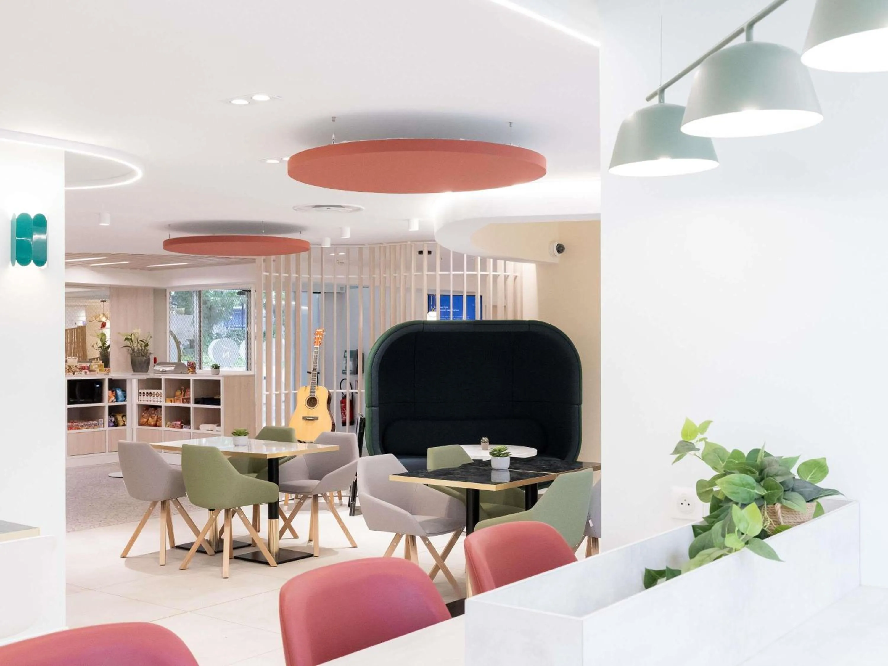 Lounge or bar in Novotel Suites Montpellier Antigone