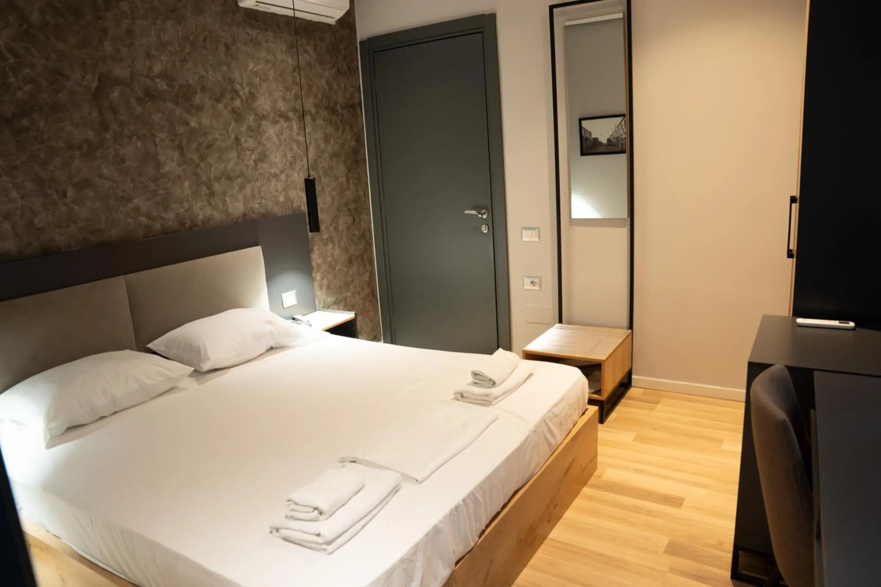 Standard Double Room with Modern Accommodations in Center Boutique Hotel Standard Double Room with Modern Accommodations in Center Boutique Hotel