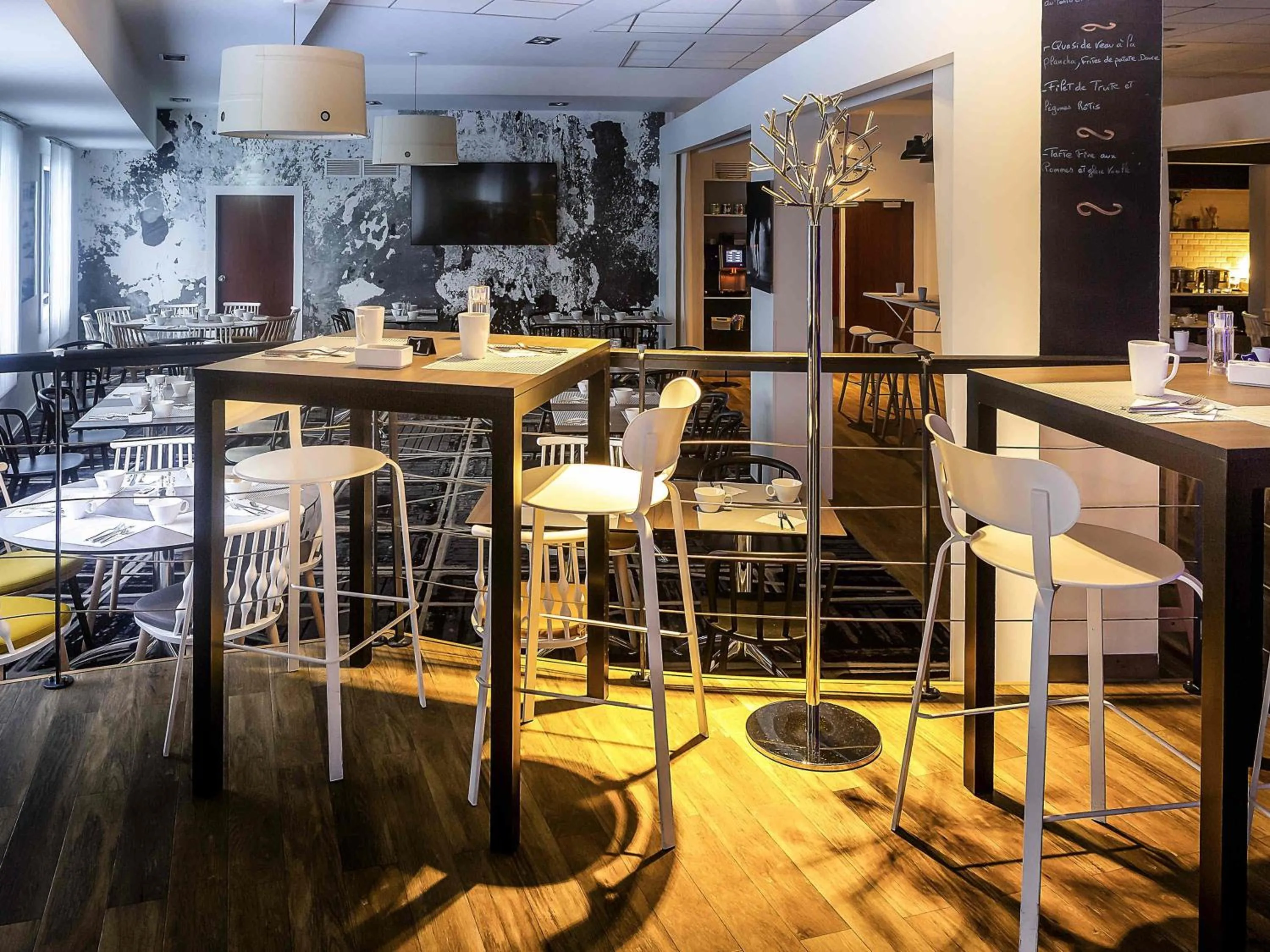 Restaurant/places to eat in Novotel Paris Rueil Malmaison