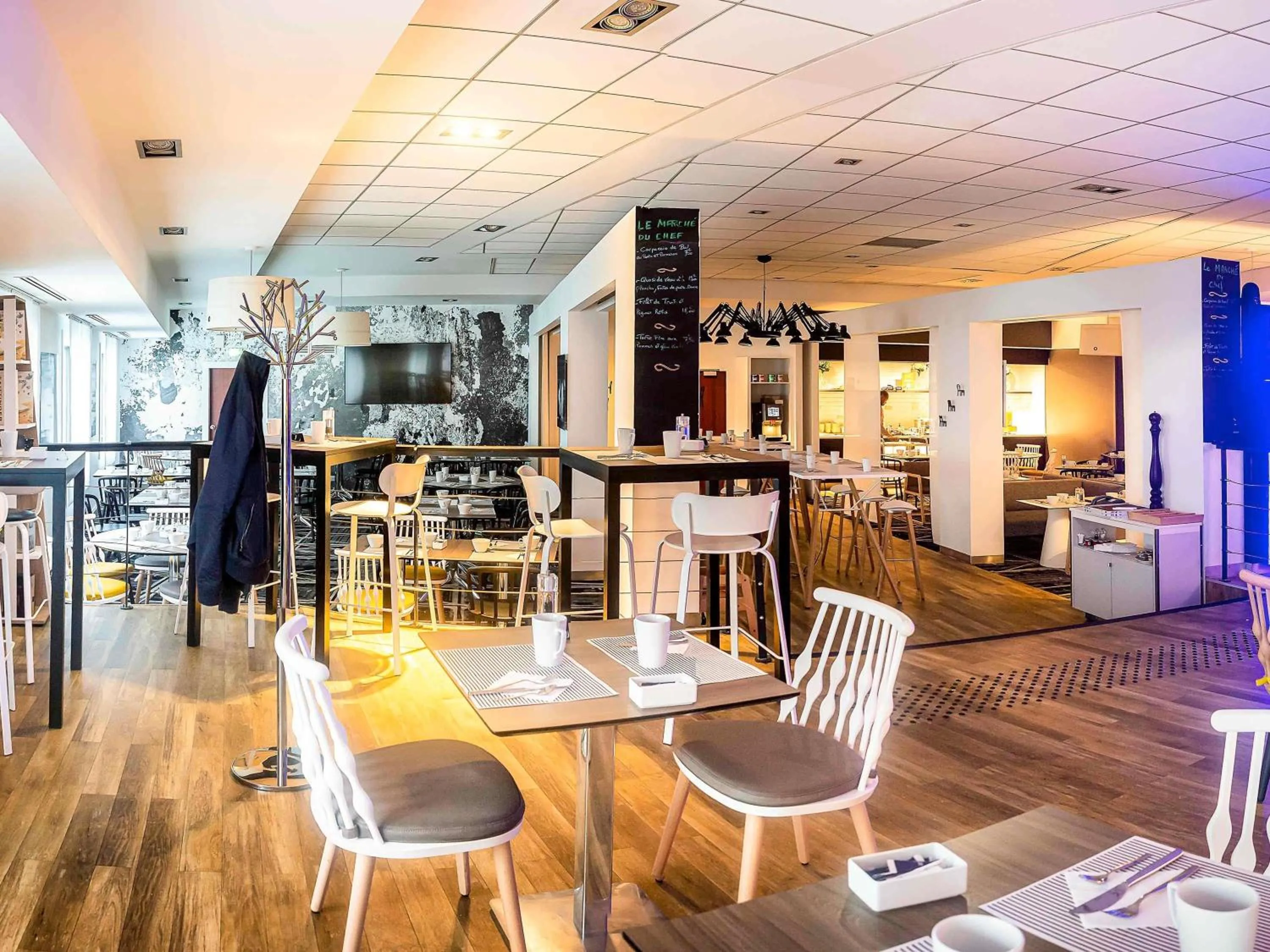 Lounge or bar in Novotel Paris Rueil Malmaison