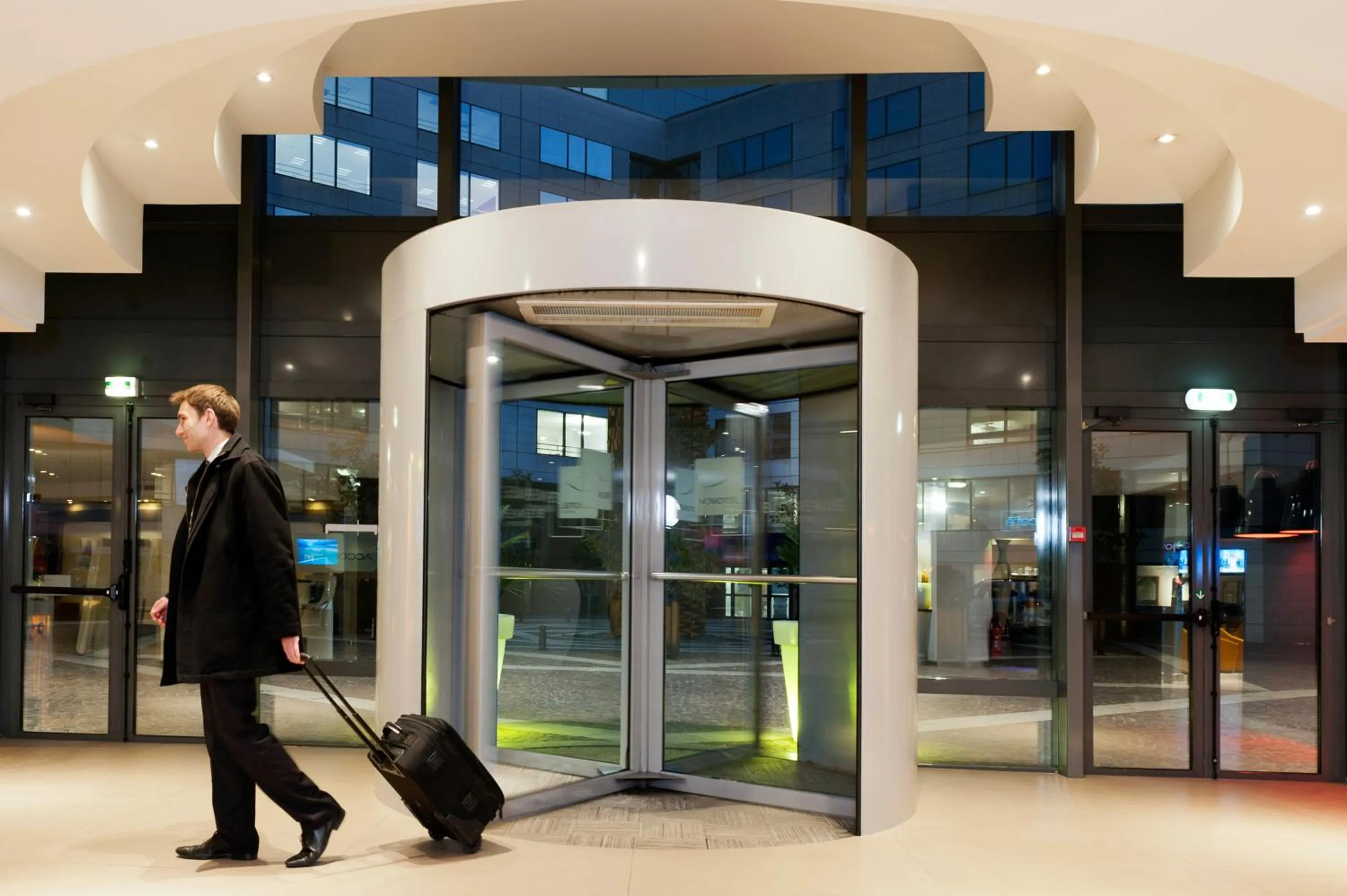 Lobby or reception in Novotel Paris Rueil Malmaison