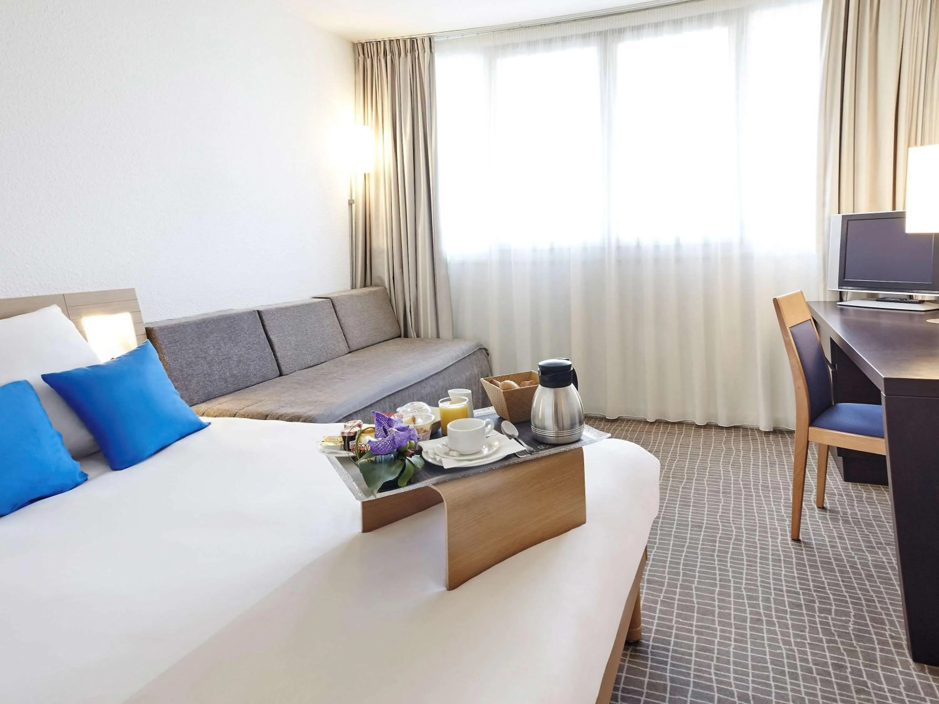 Photo of the whole room, Bed in Novotel Paris Rueil Malmaison