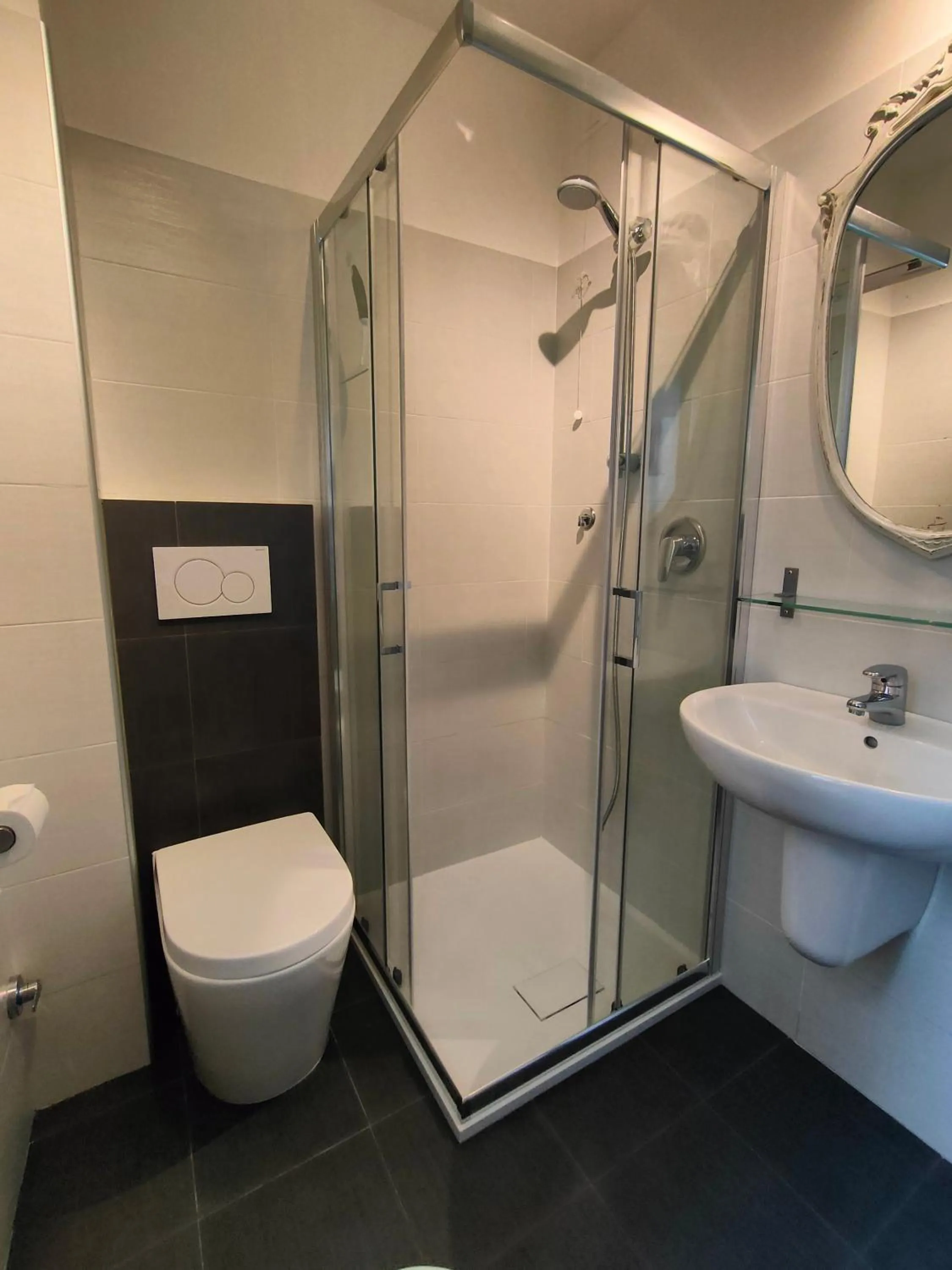 Shower in Bed&Breakfast Angela