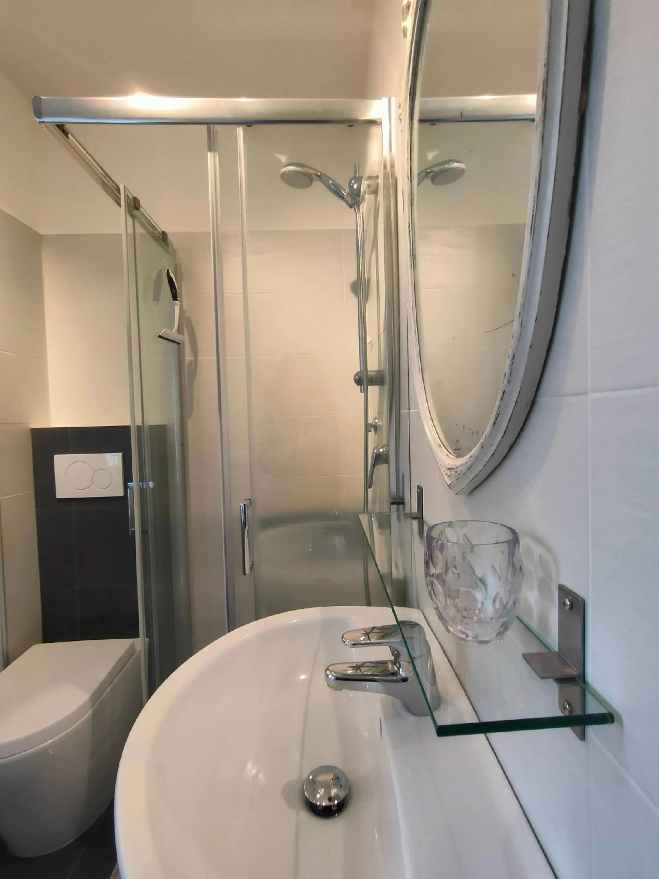 Shower in Bed&Breakfast Angela