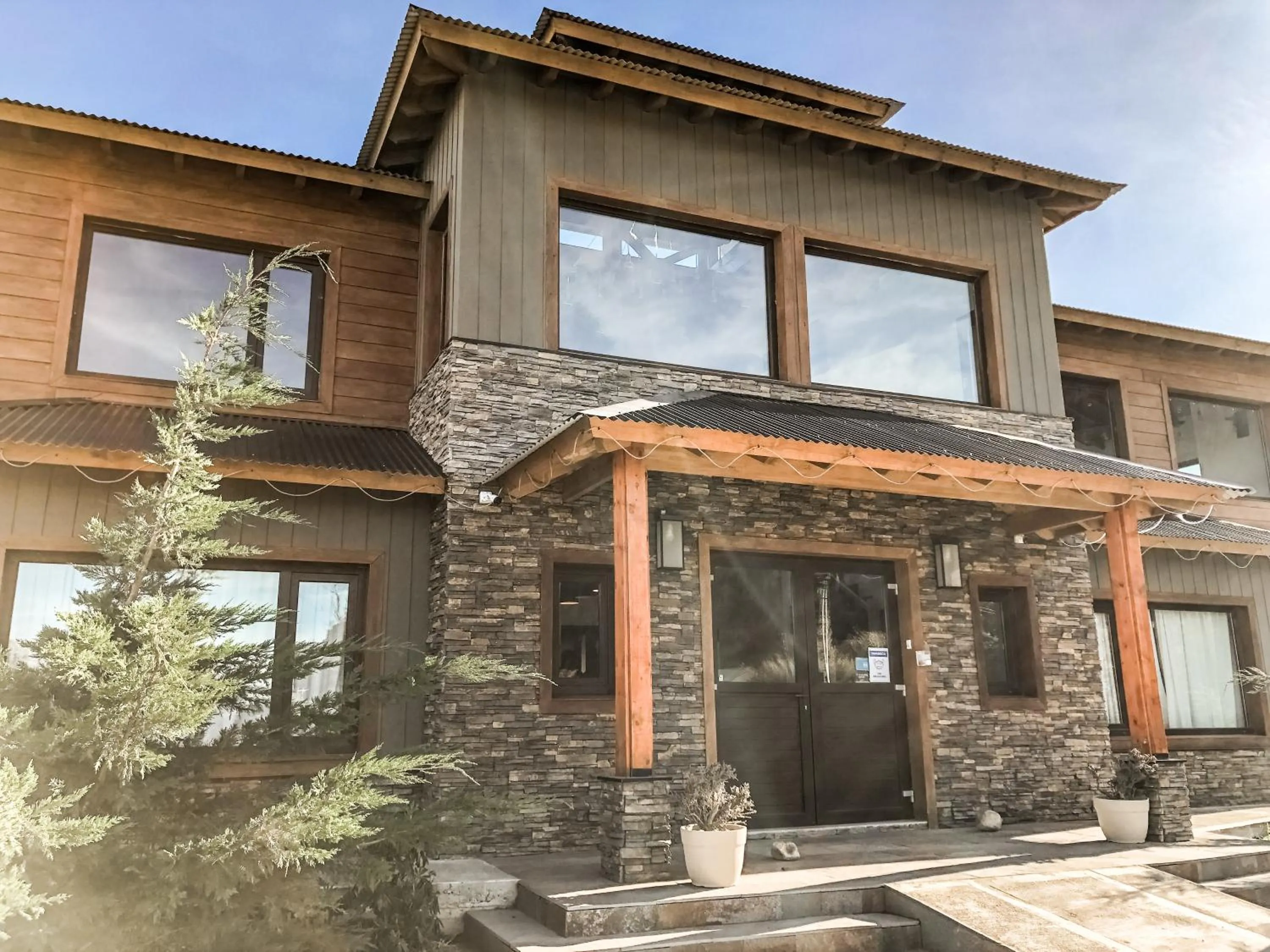 Property building in Senderos Aparts & Suites