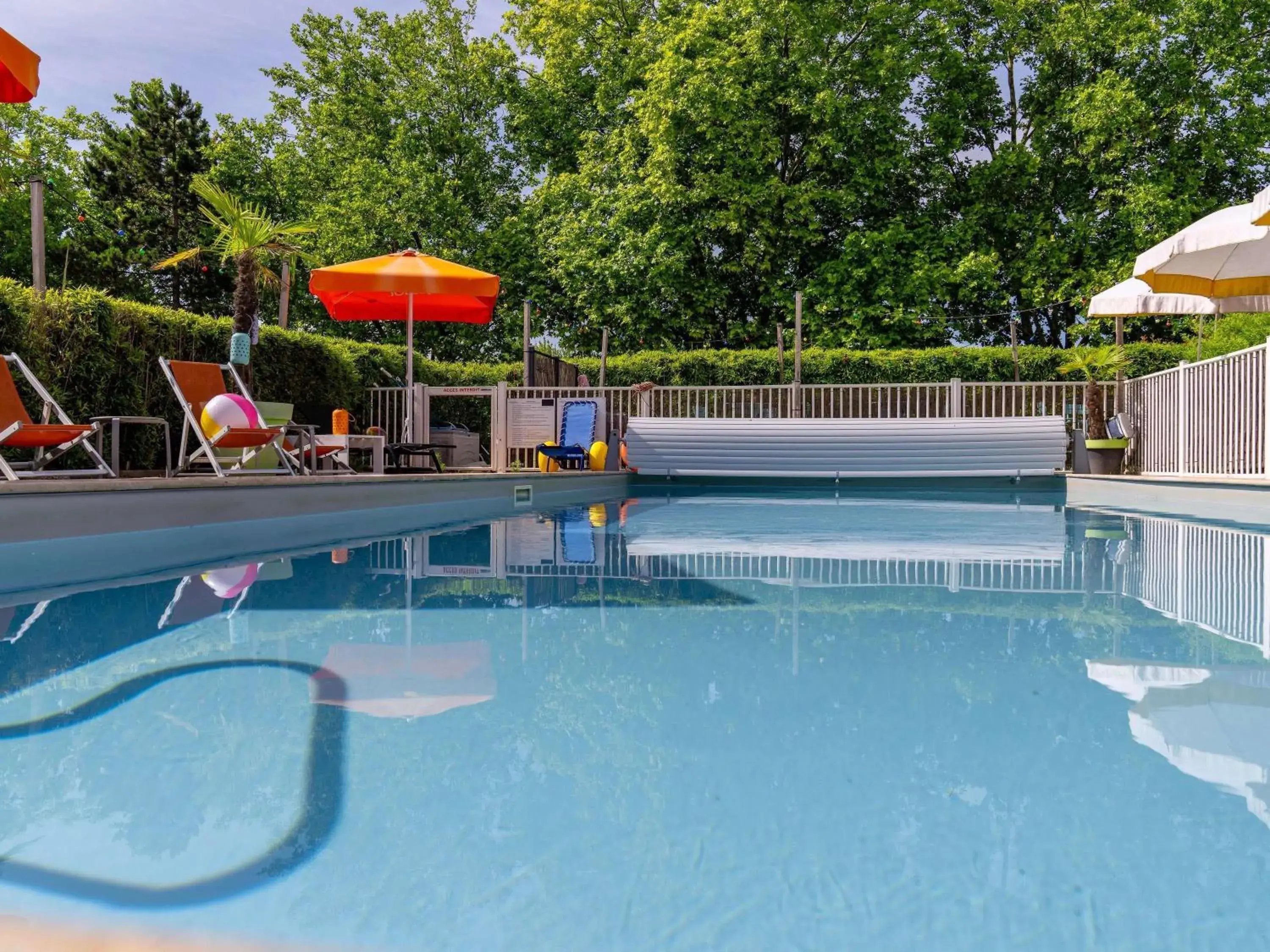 Pool view in Mercure Reims Parc Des Expositions Pool view in Mercure Reims Parc Des Expositions