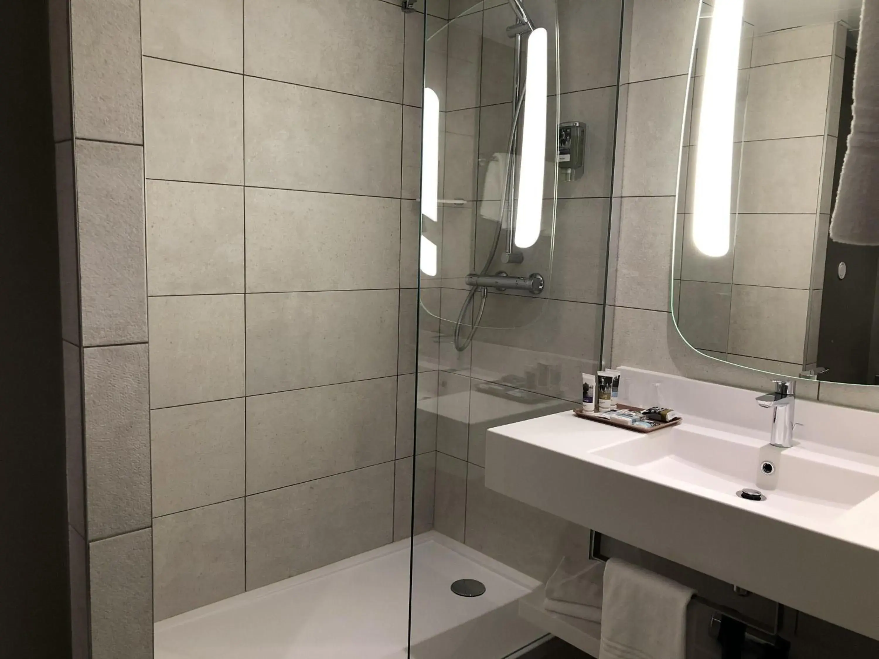 Bedroom in Mercure Reims Parc Des Expositions Bedroom in Mercure Reims Parc Des Expositions