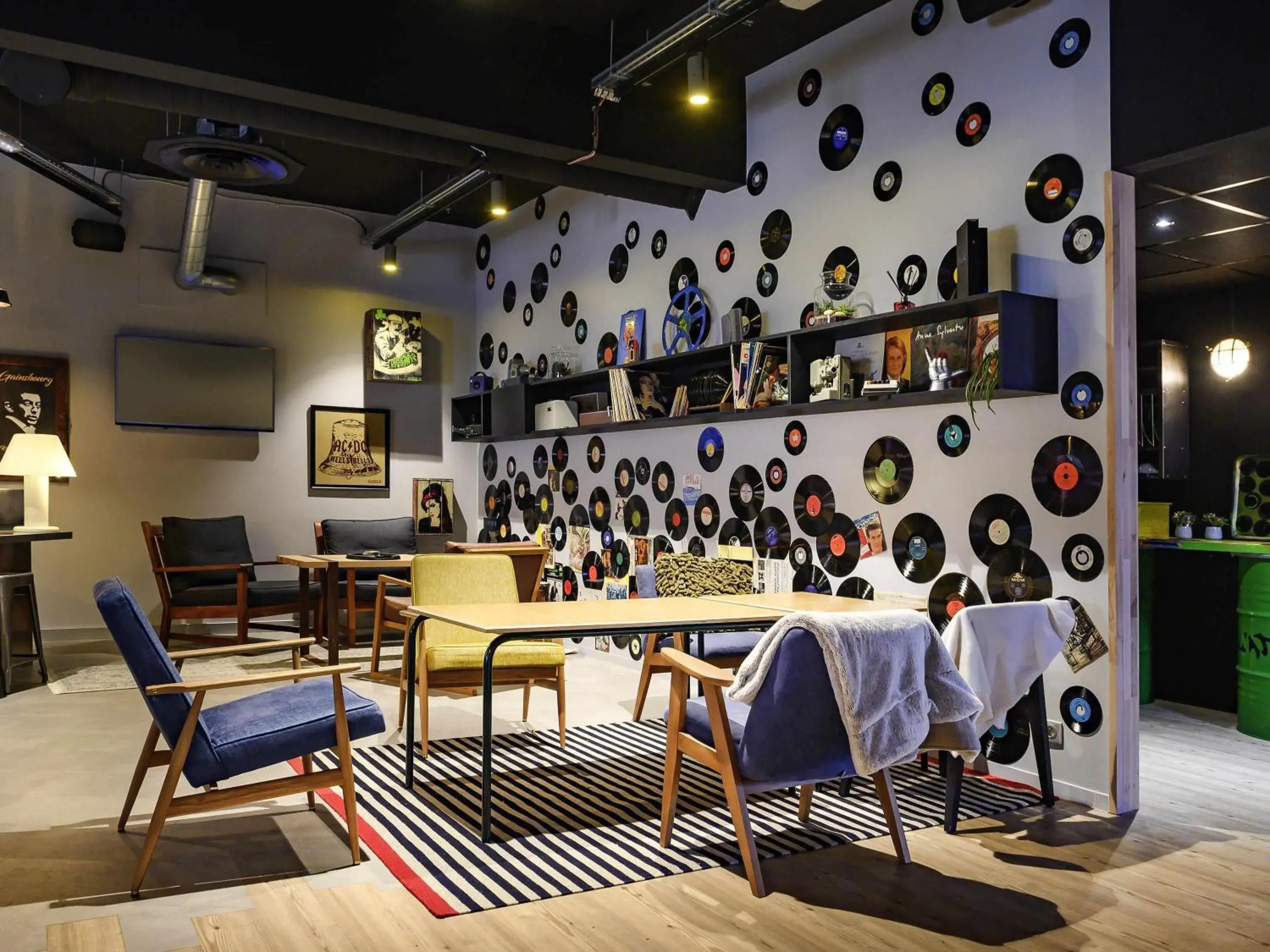 Lounge or bar in Mercure Reims Parc Des Expositions Lounge or bar in Mercure Reims Parc Des Expositions